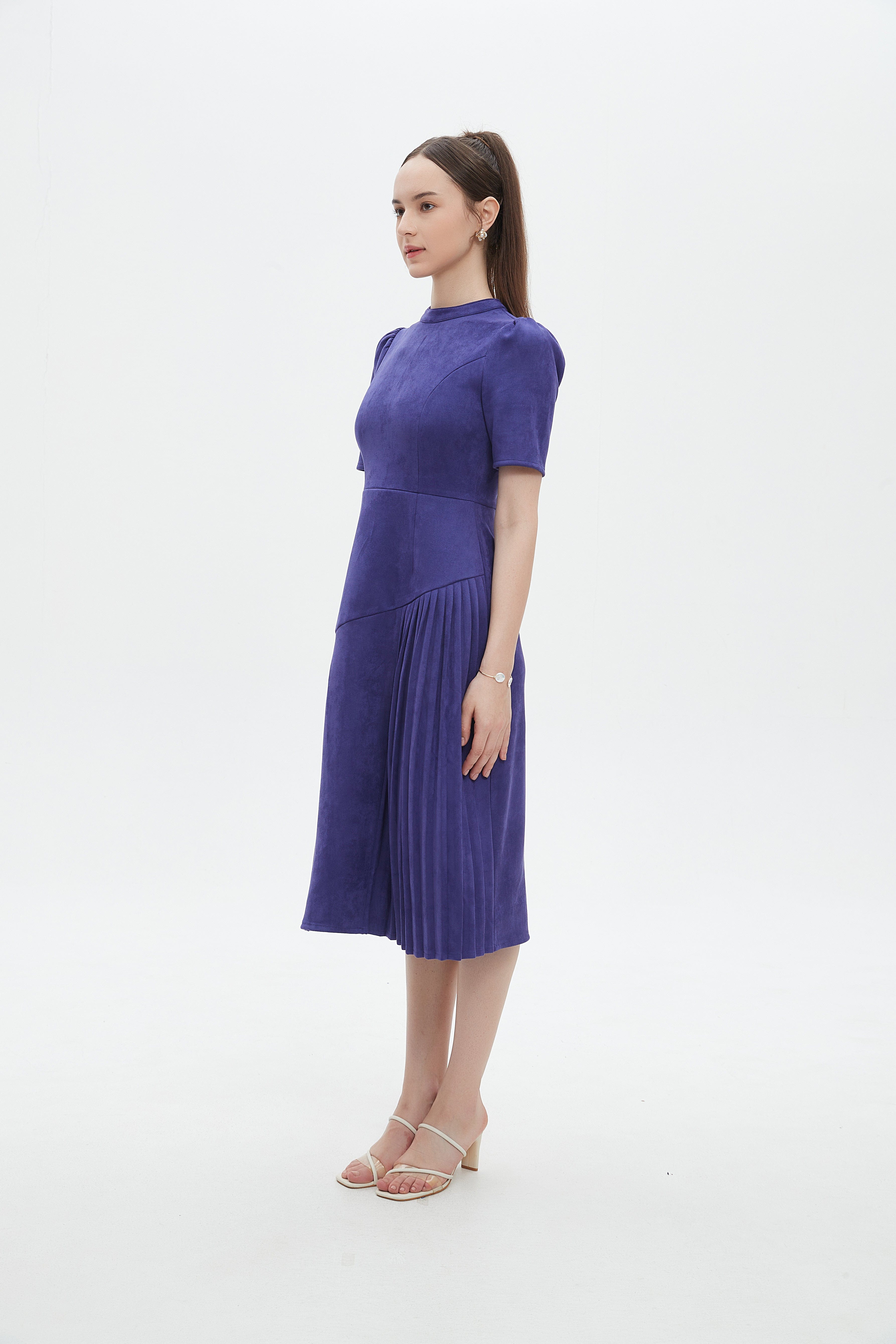 ميكا فستان ميدي بأكمام قصيرة سادة بليسية مكشكش من الاسفل