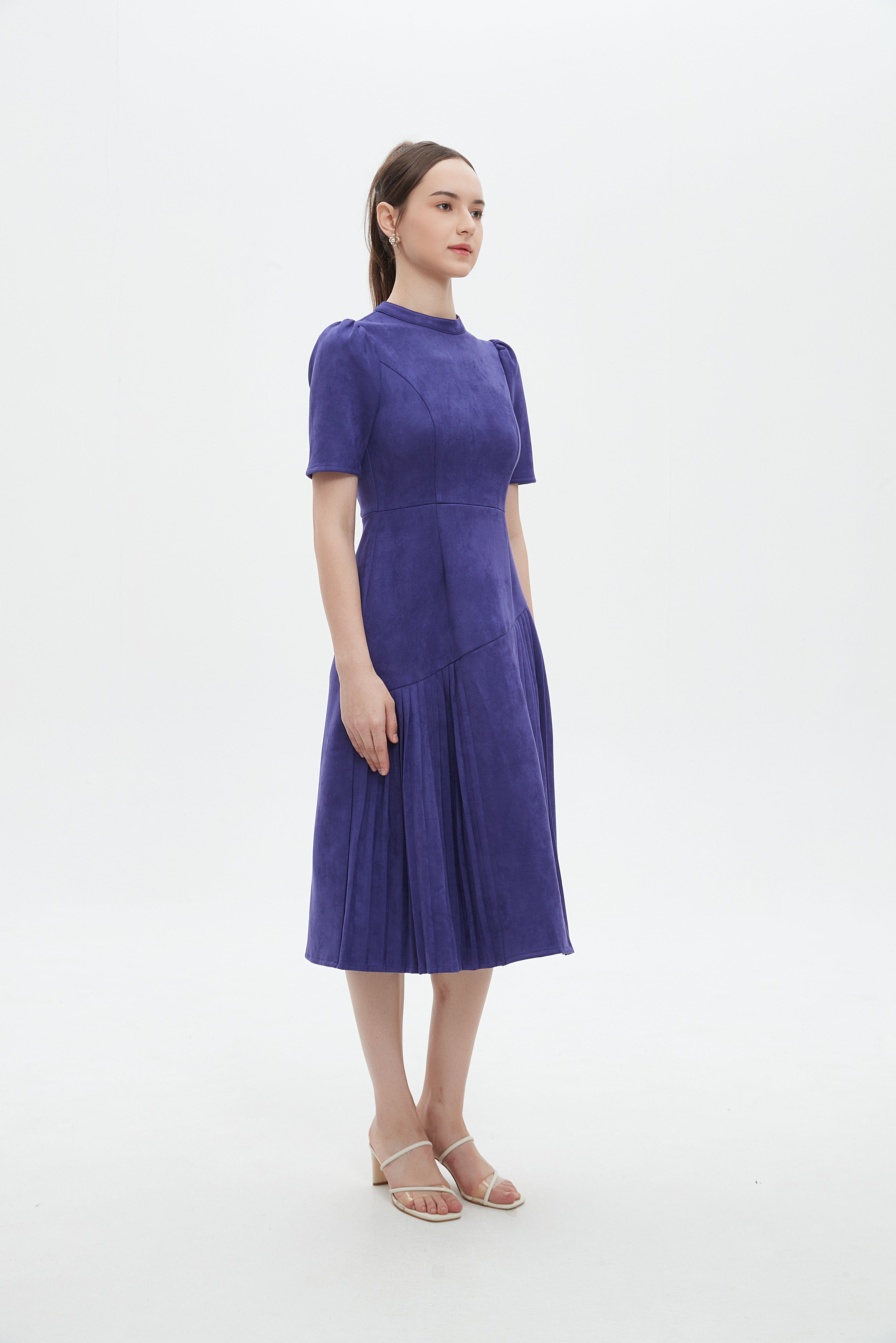 ميكا فستان ميدي بأكمام قصيرة سادة بليسية مكشكش من الاسفل