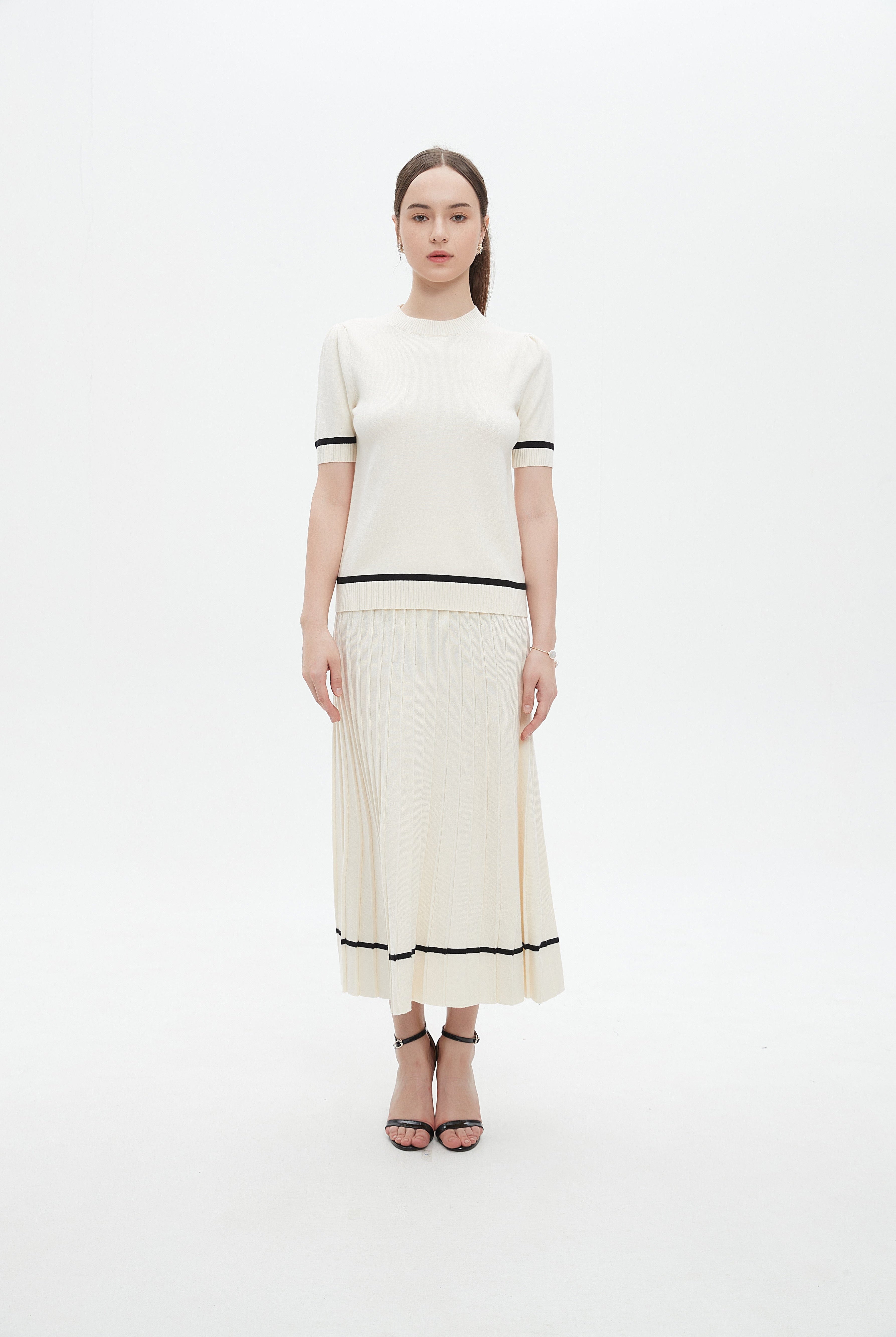 ميكا بلوزة بأكمام قصيرة بخطوط على الحواف