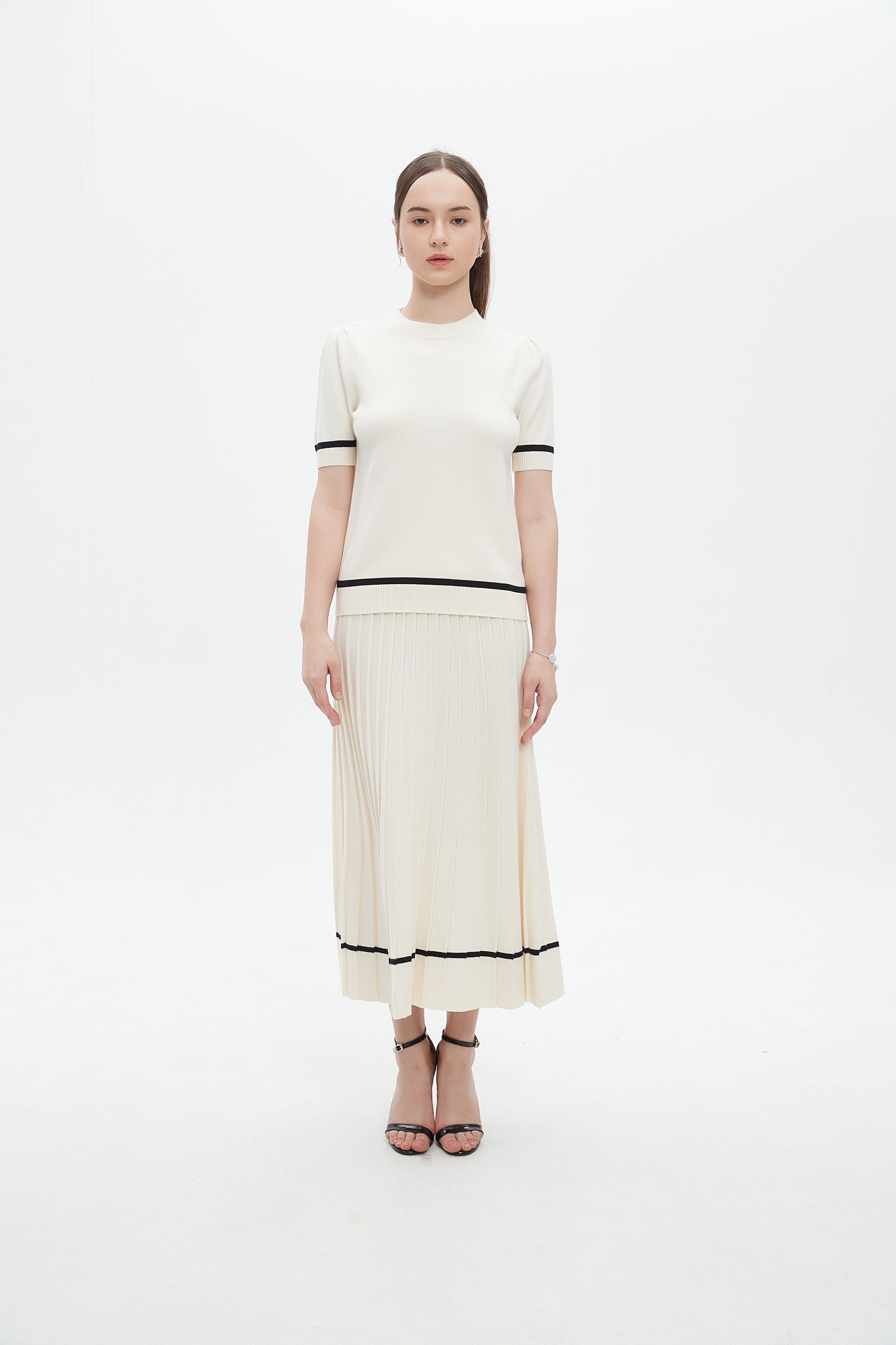 ميكا بلوزة بأكمام قصيرة بخطوط على الحواف