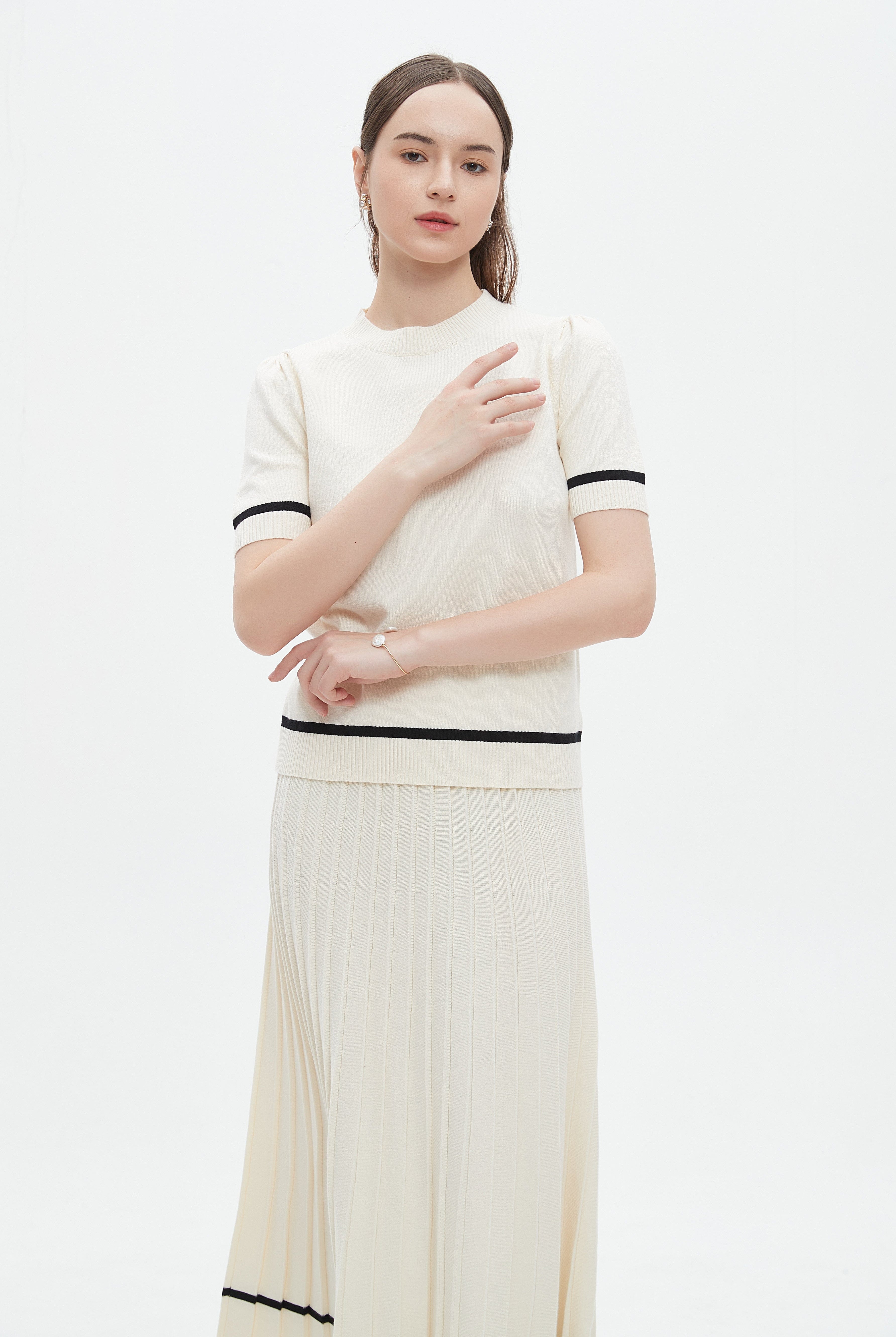 ميكا بلوزة بأكمام قصيرة بخطوط على الحواف