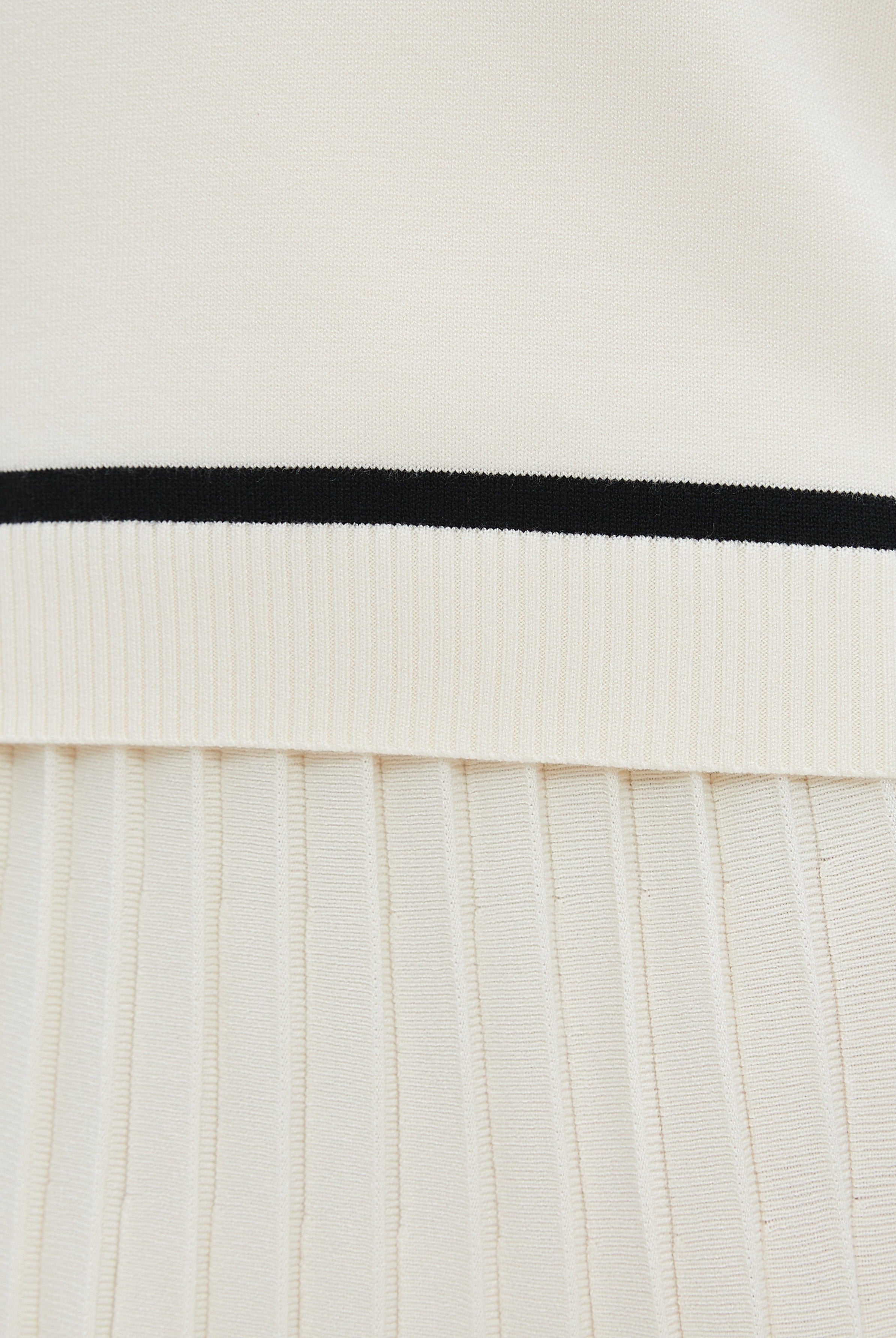 ميكا بلوزة بأكمام قصيرة بخطوط على الحواف