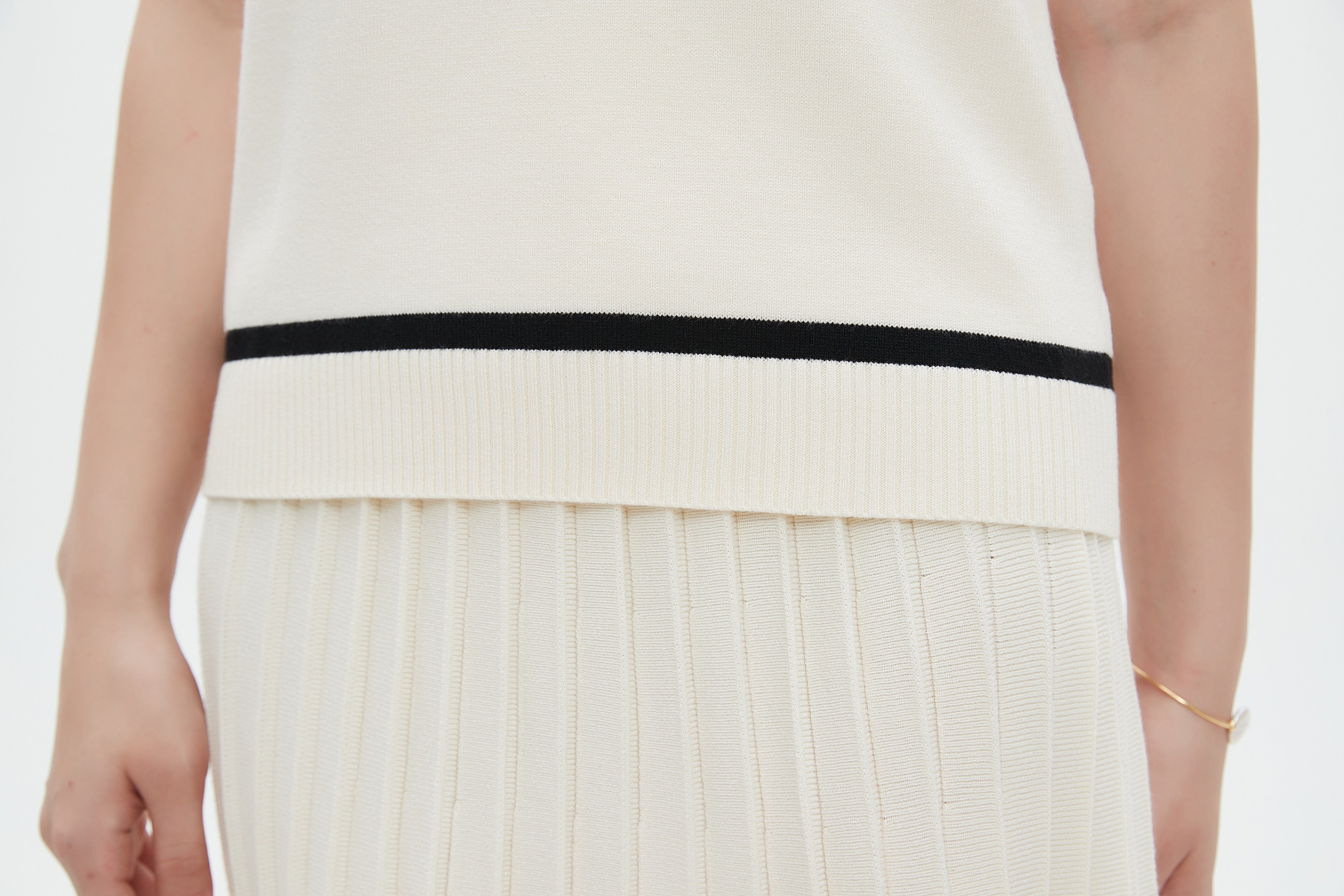 ميكا بلوزة بأكمام قصيرة بخطوط على الحواف