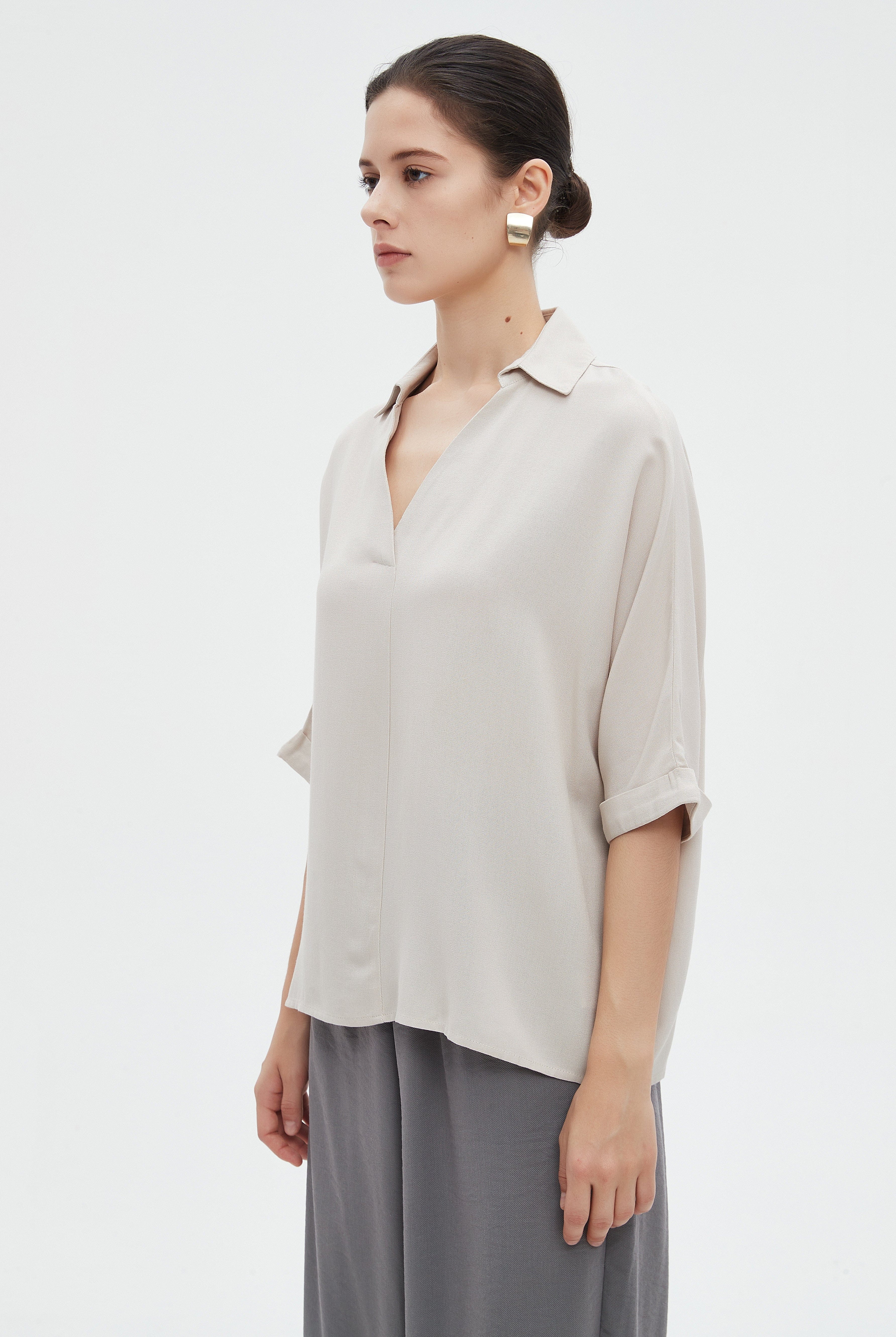 ميكا بلوزة مسائية نص كم ساده بفتحة رقبة