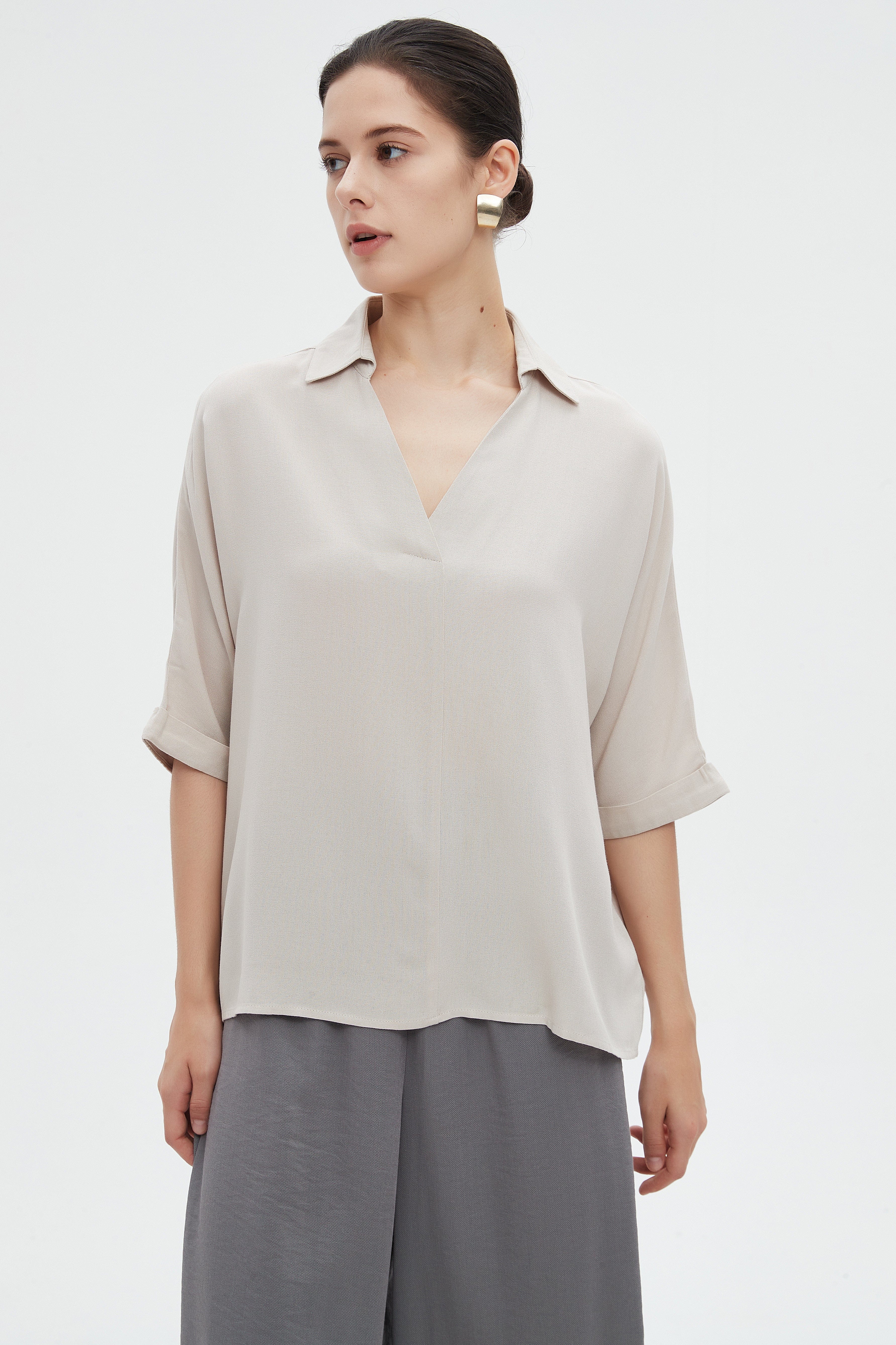 ميكا بلوزة مسائية نص كم ساده بفتحة رقبة