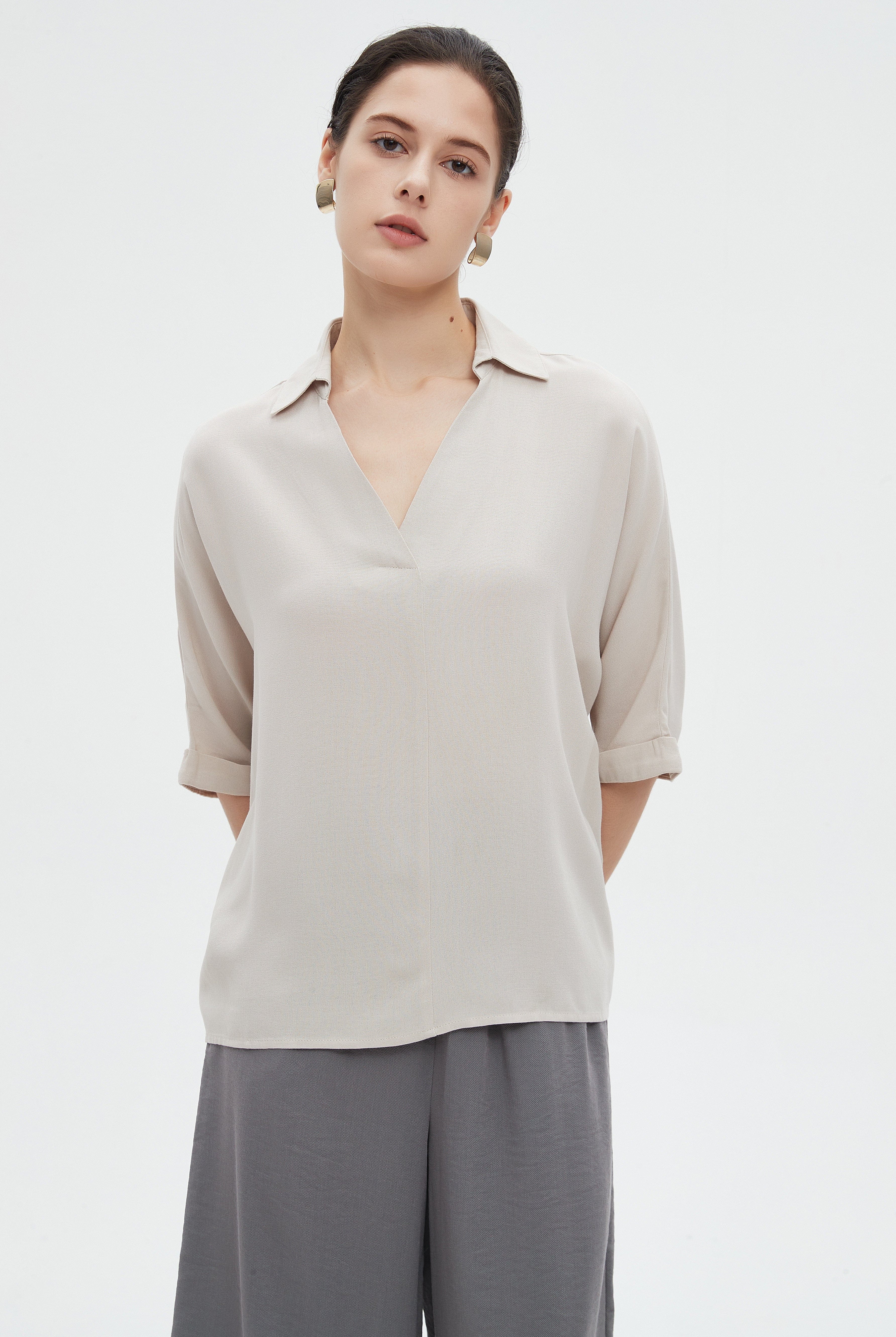 ميكا بلوزة مسائية نص كم ساده بفتحة رقبة