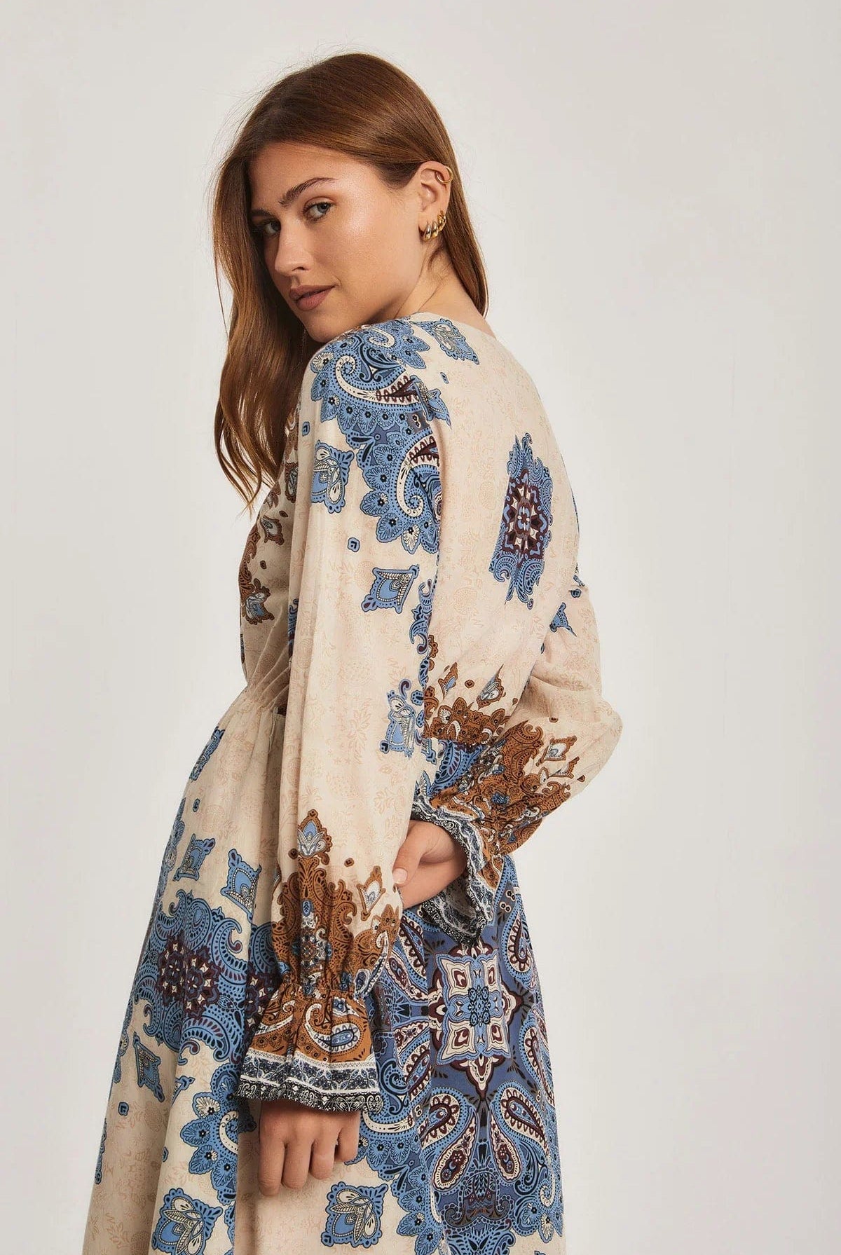 داليدرس فستان نسائي ميدي بفتحة صدر V متعدد الألوان