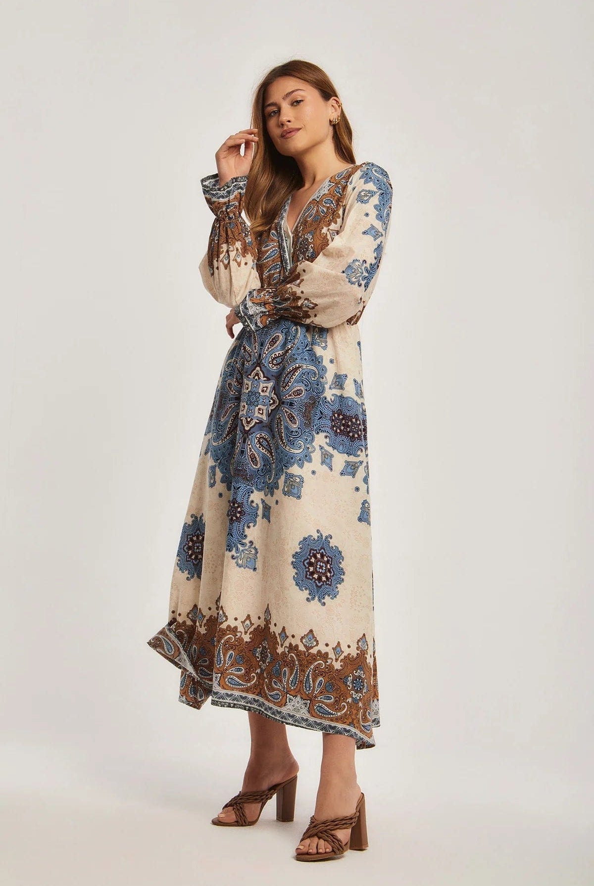 داليدرس فستان نسائي ميدي بفتحة صدر V متعدد الألوان