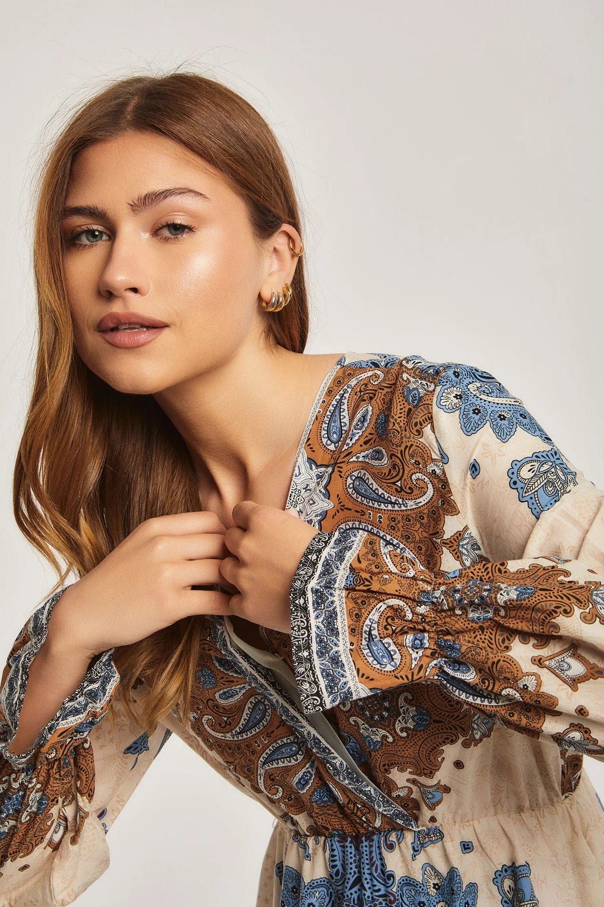 داليدرس فستان نسائي ميدي بفتحة صدر V متعدد الألوان