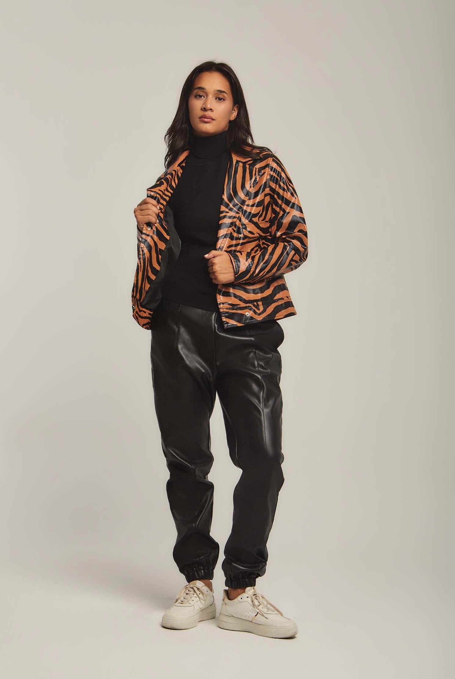 داليدرس جاكيت نسائي جللد بطبعة نمر طباعة حمار وحشي