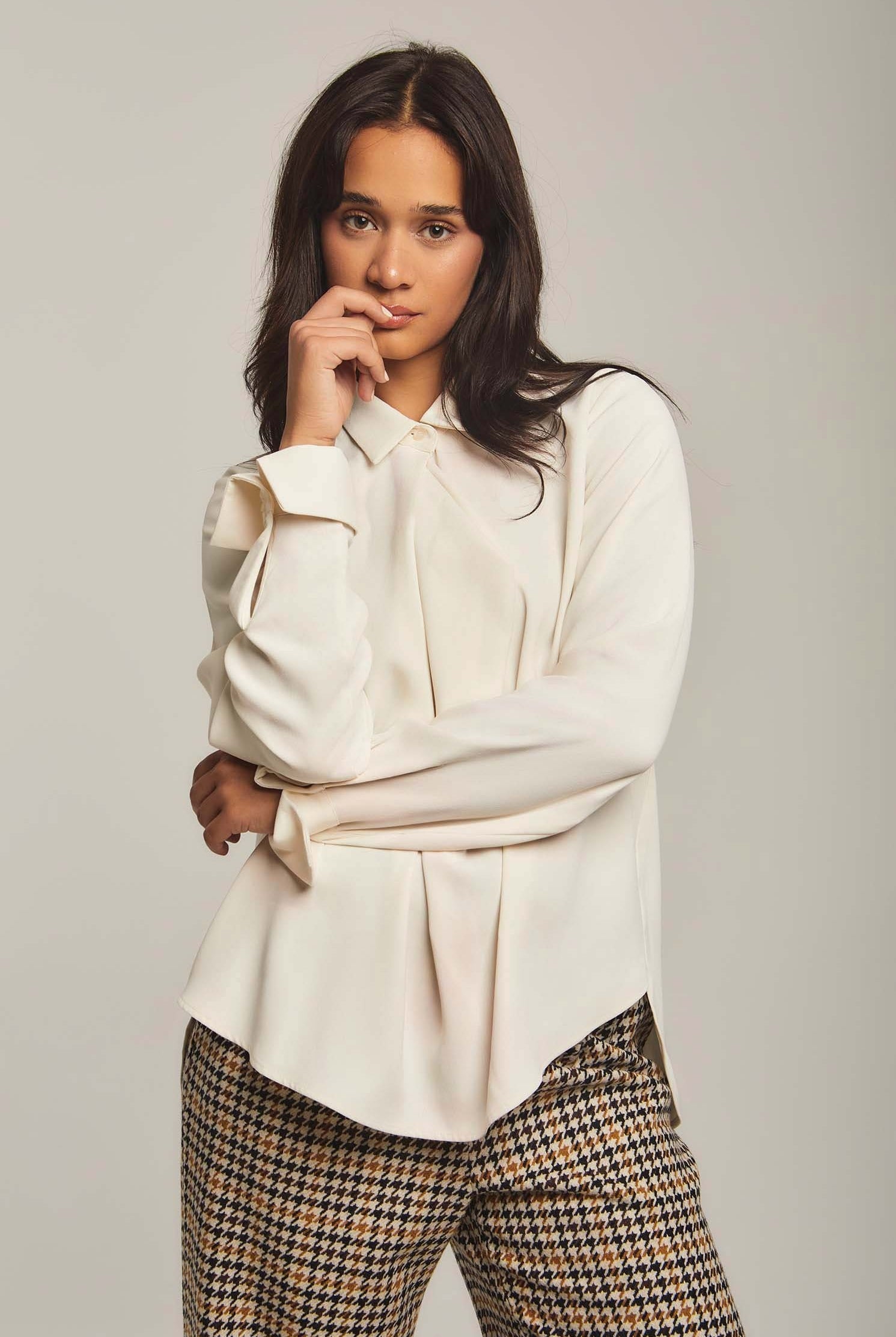 داليدرس بلوزة نسائية سادة بياقة وزرار