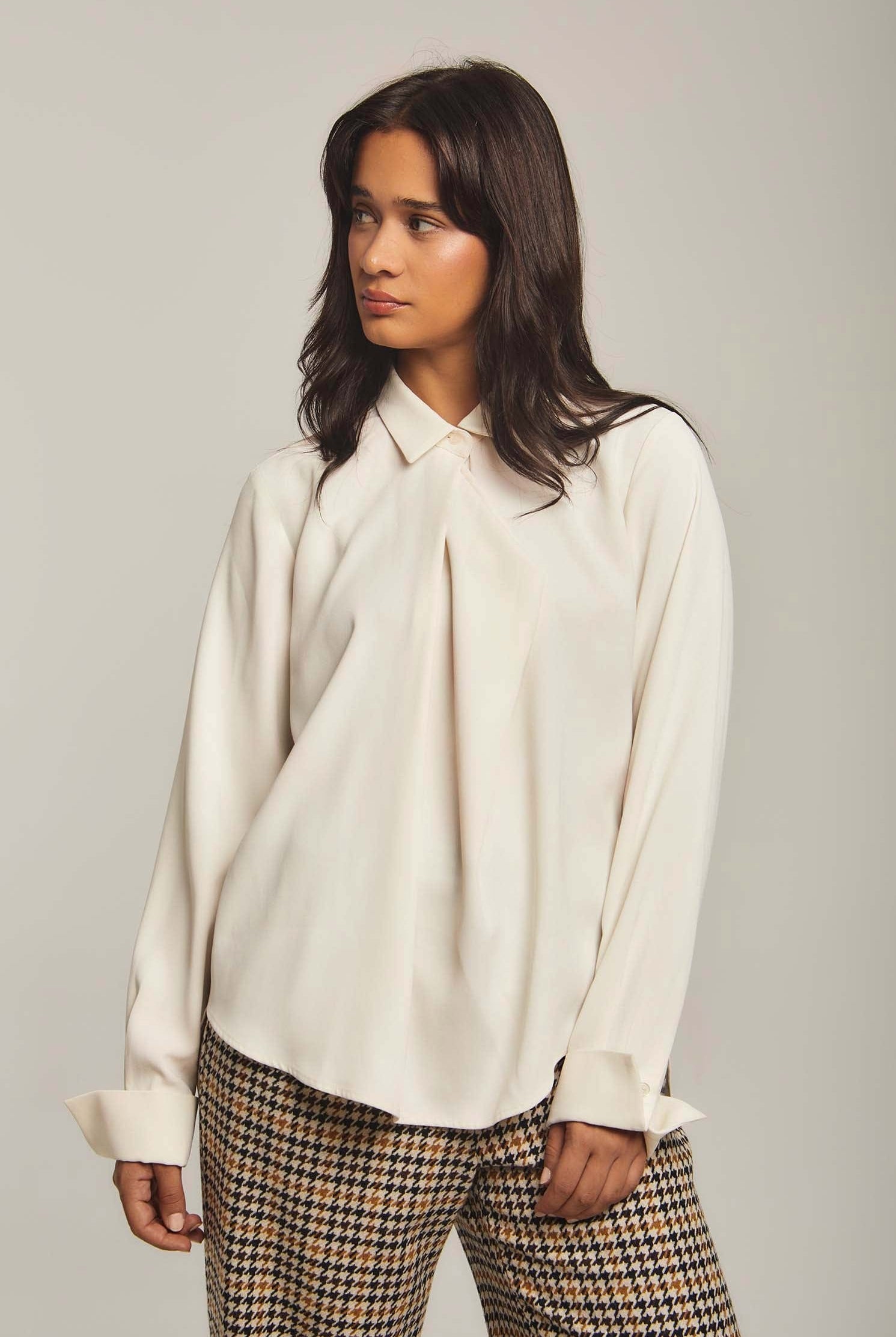 داليدرس بلوزة نسائية سادة بياقة وزرار