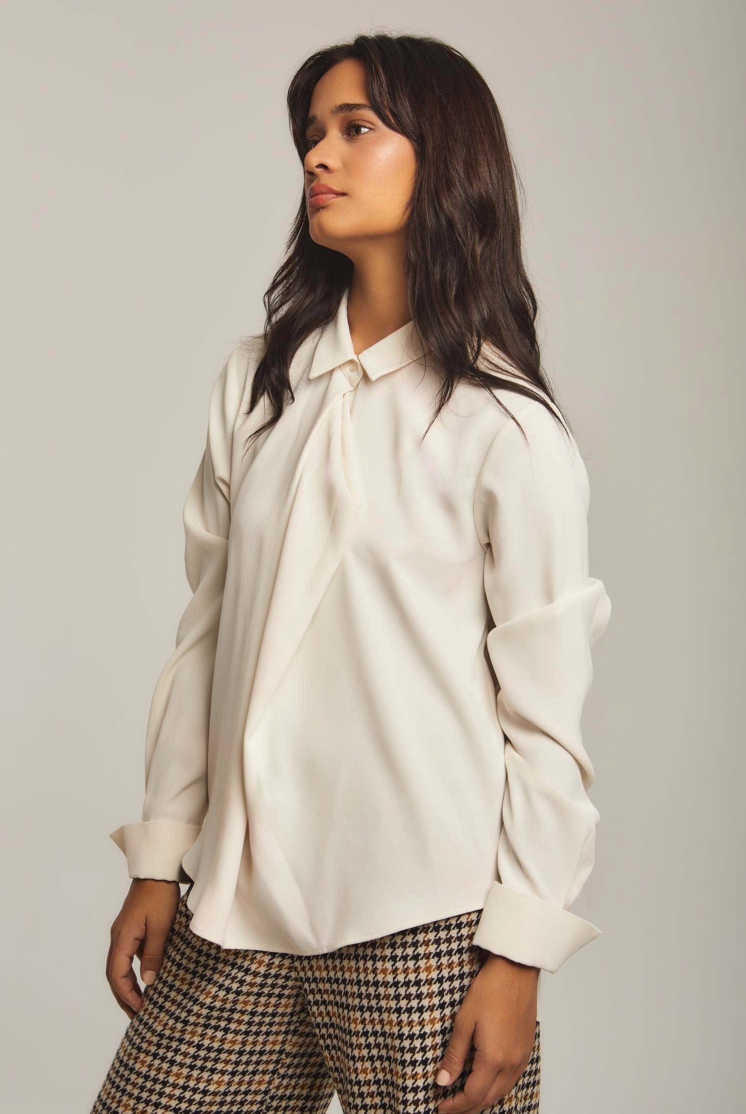 داليدرس بلوزة نسائية سادة بياقة وزرار