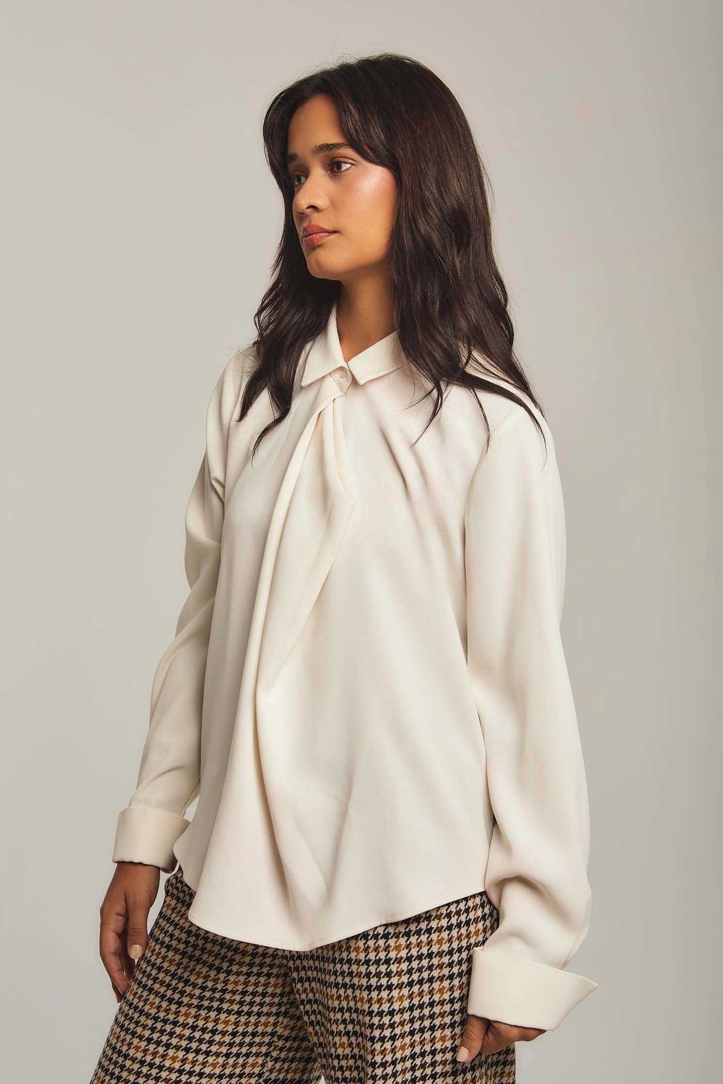 داليدرس بلوزة نسائية سادة بياقة وزرار