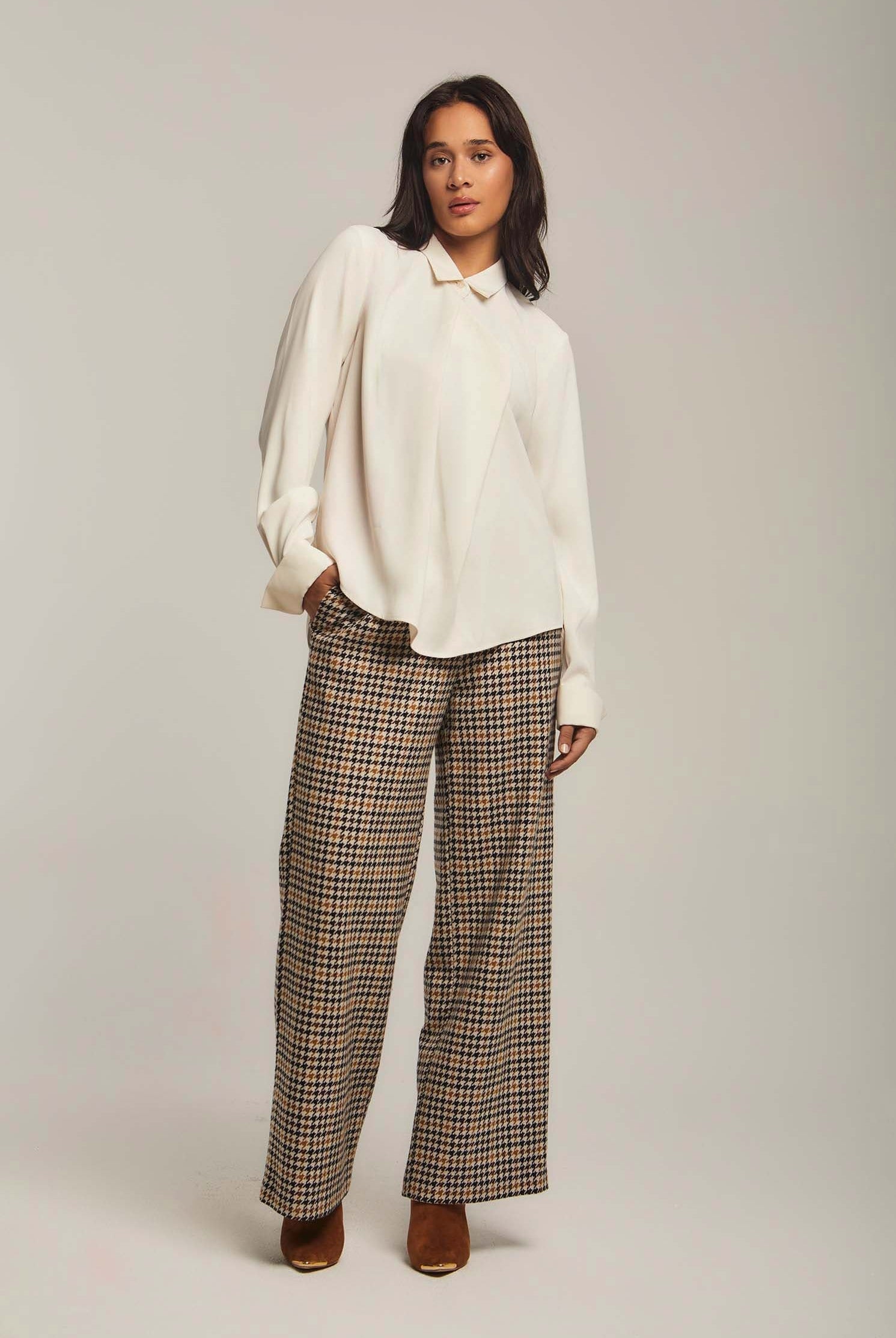 داليدرس بلوزة نسائية سادة بياقة وزرار