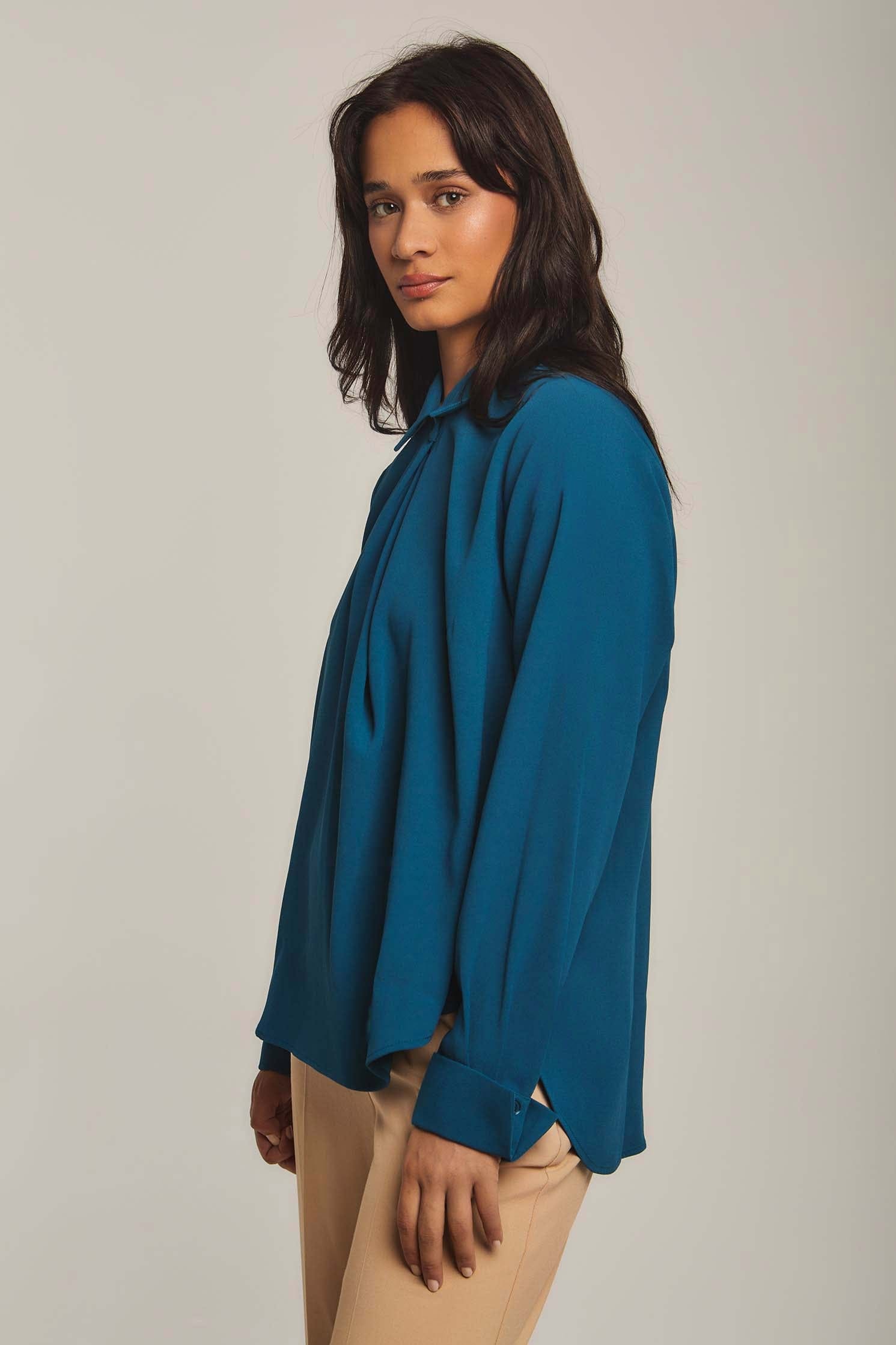 داليدرس بلوزة نسائية سادة بياقة وزرار