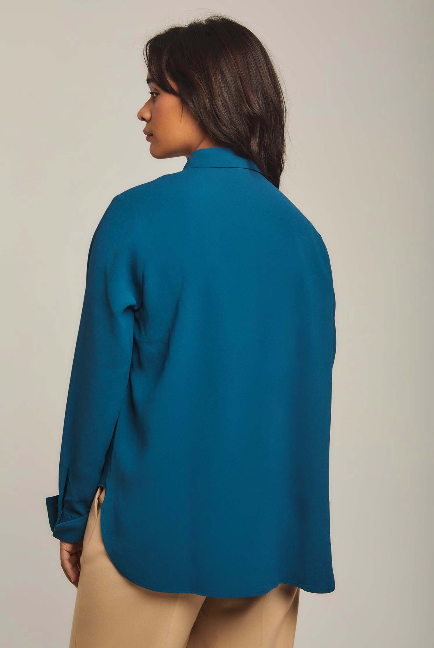 داليدرس بلوزة نسائية سادة بياقة وزرار