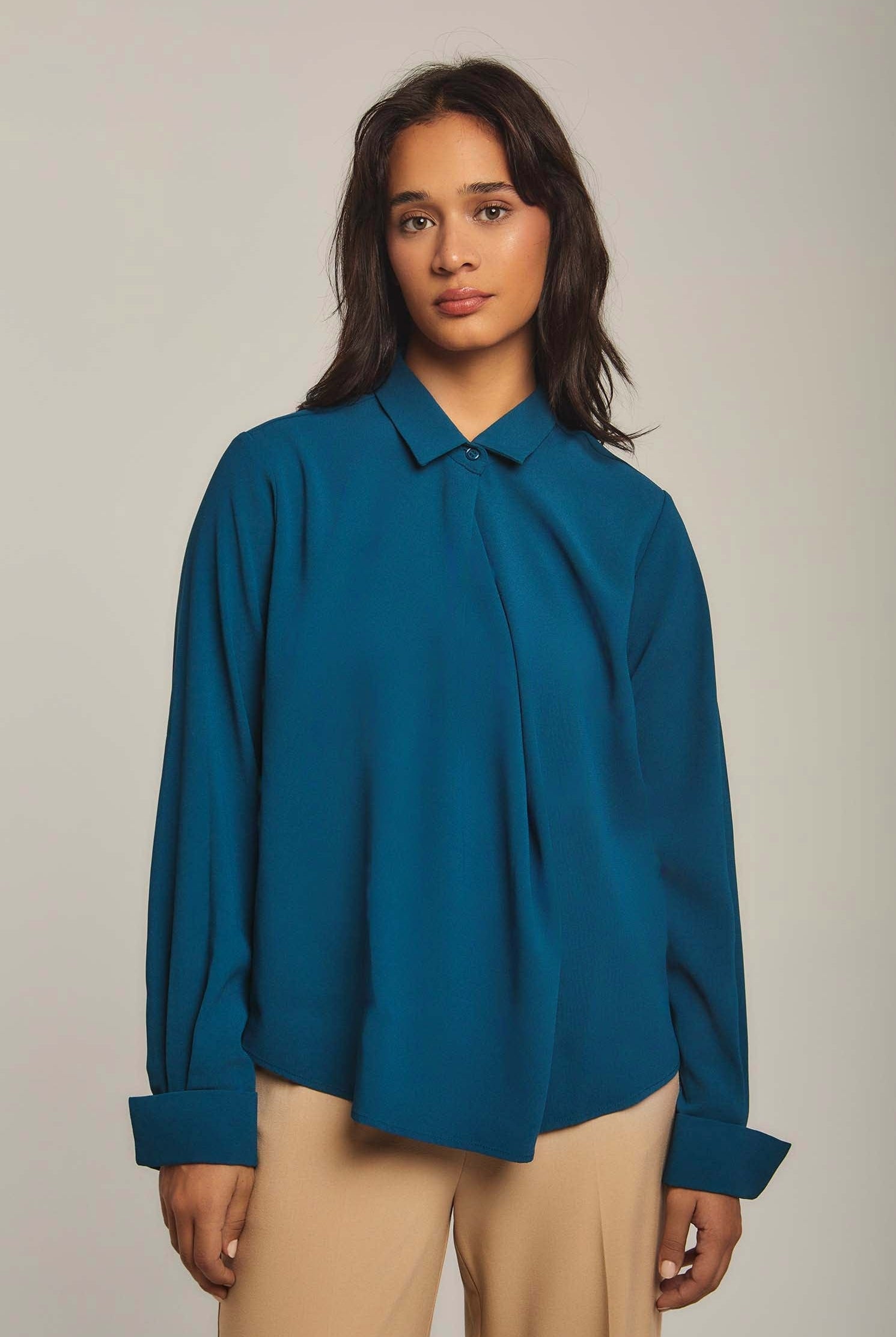 داليدرس بلوزة نسائية سادة بياقة وزرار