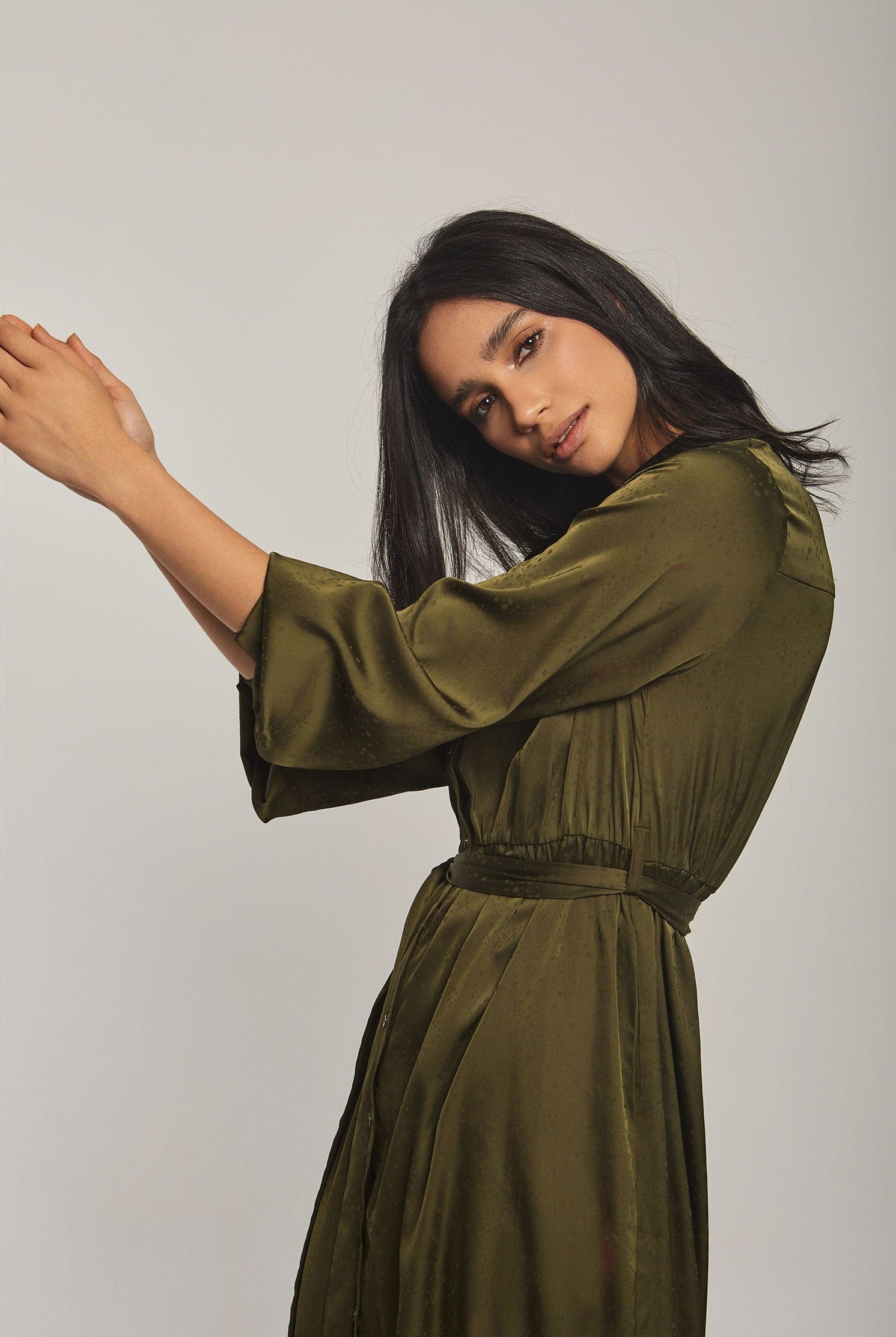 داليدرس فستان نسائي سادة بحزام عالخصر زيتوني