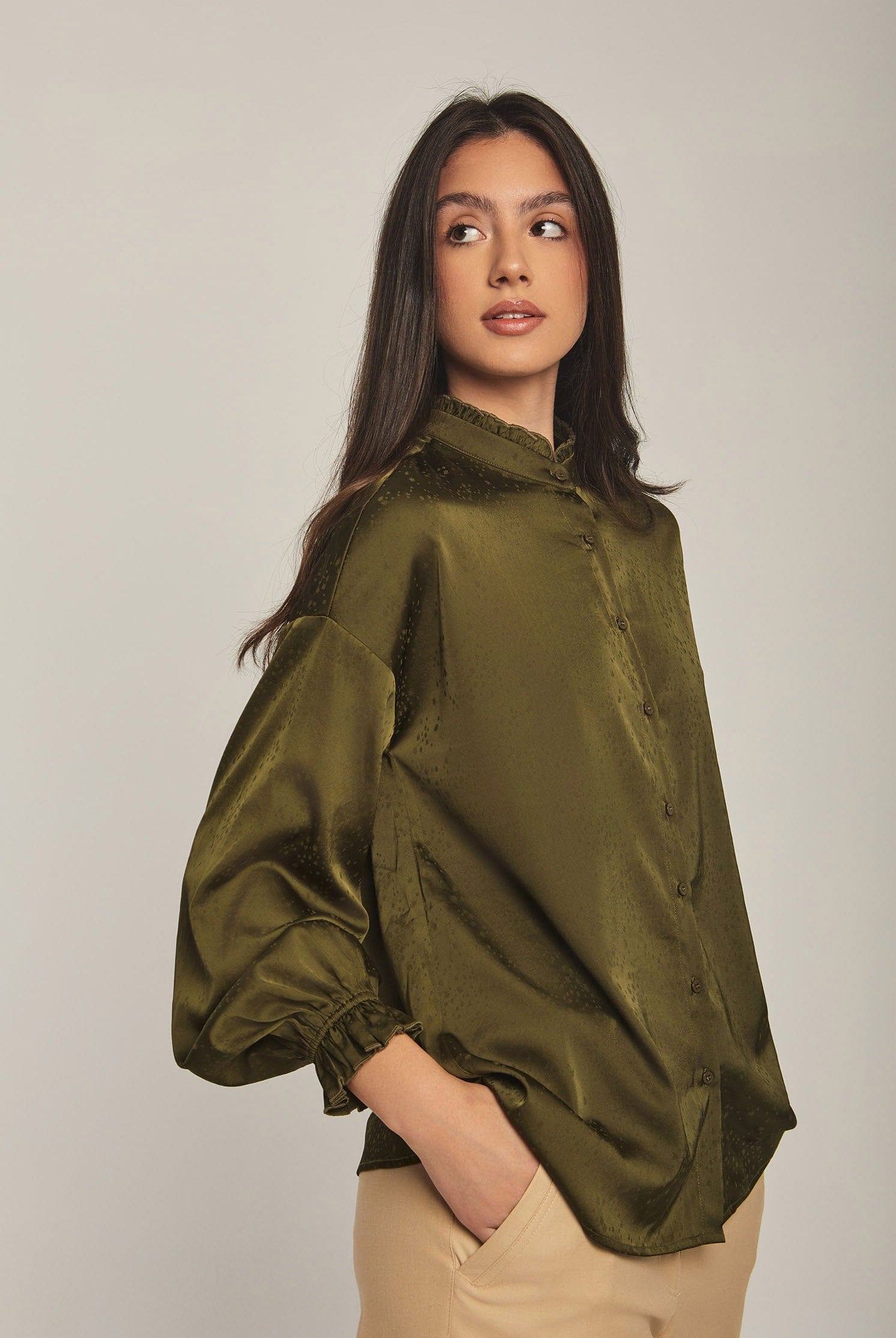 داليدرس قميص نسائي سادة باازرار زيتوني