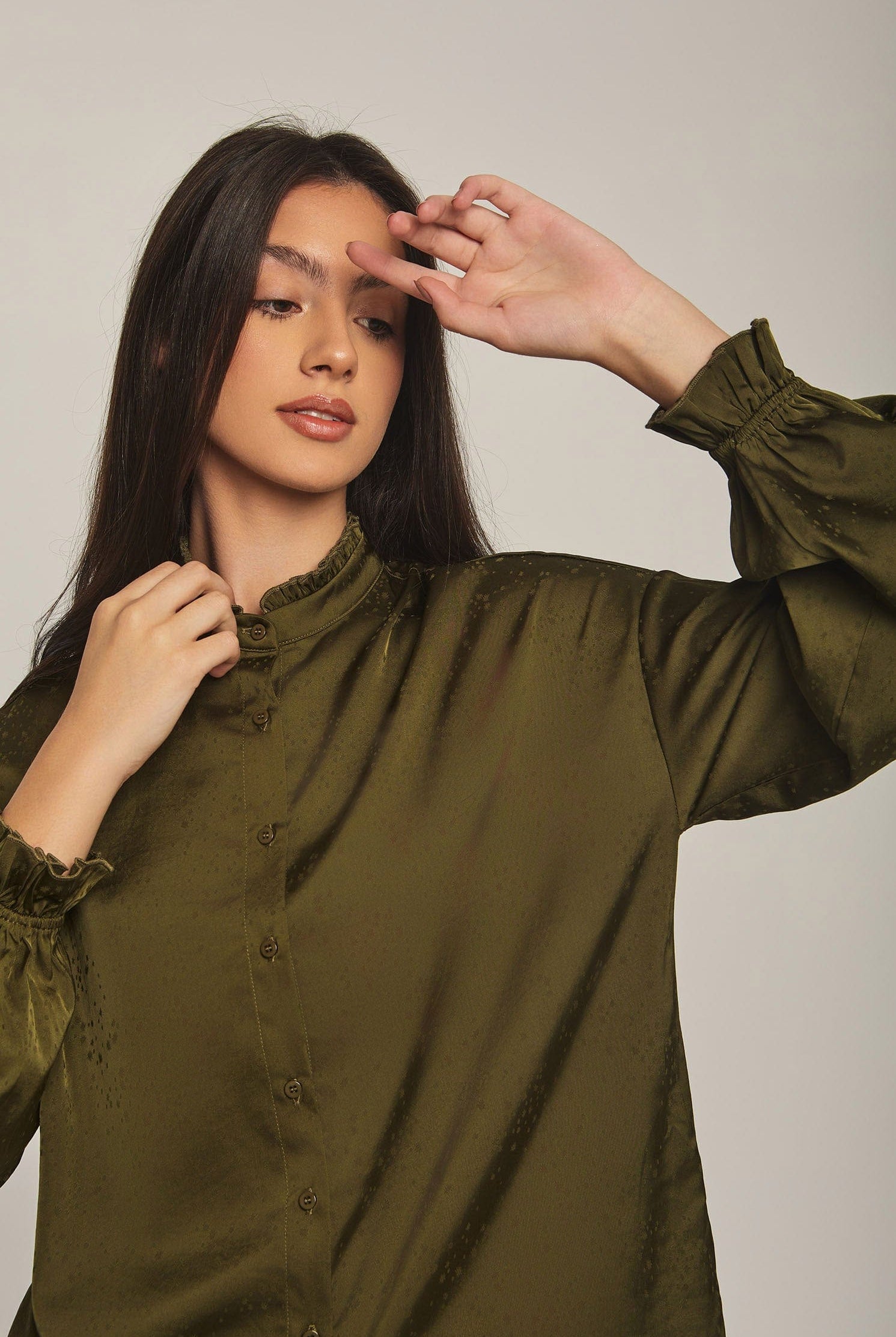 داليدرس قميص نسائي سادة باازرار زيتوني