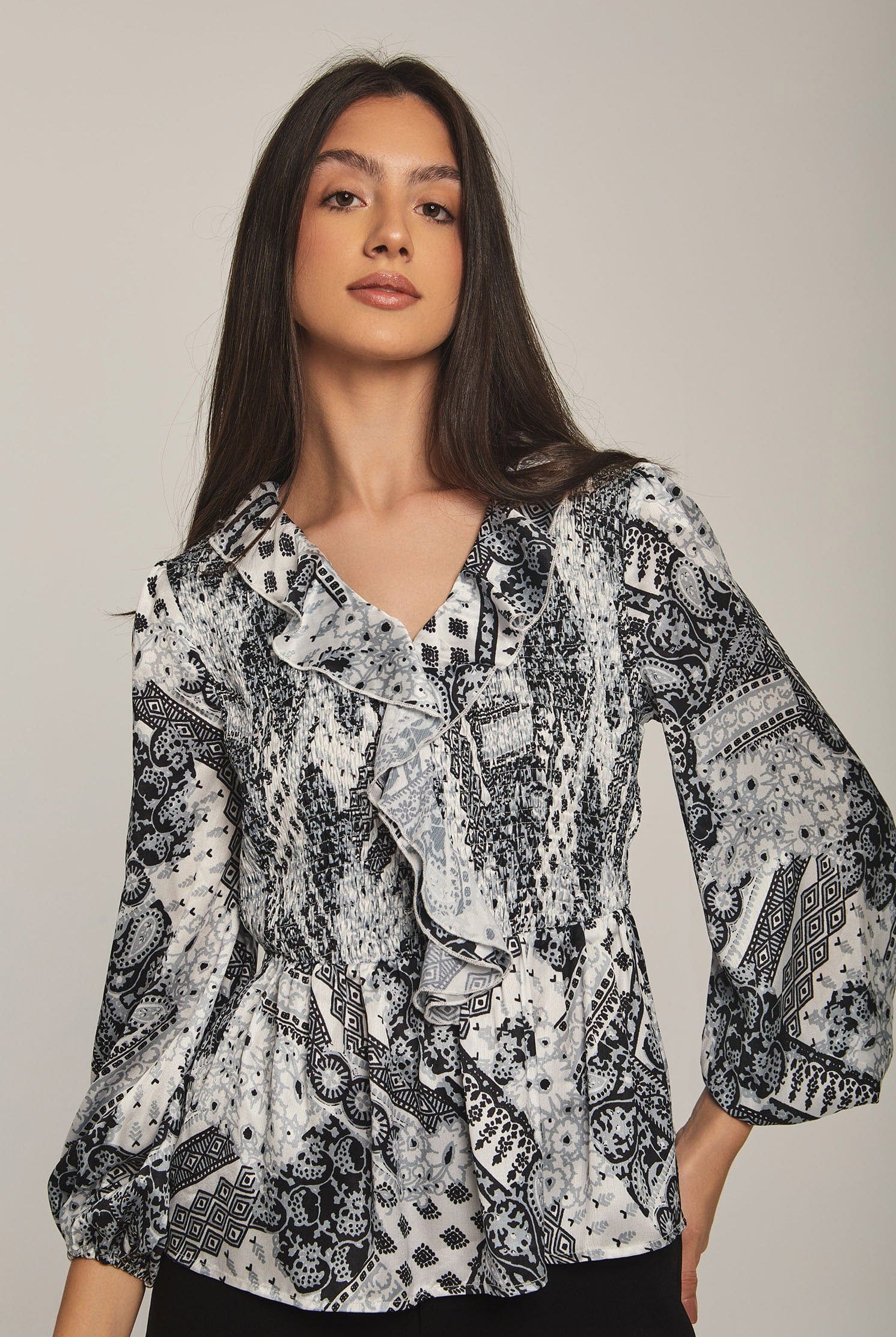 داليدرس بلوزة نسائية مزخرفة بكرانيش أسود