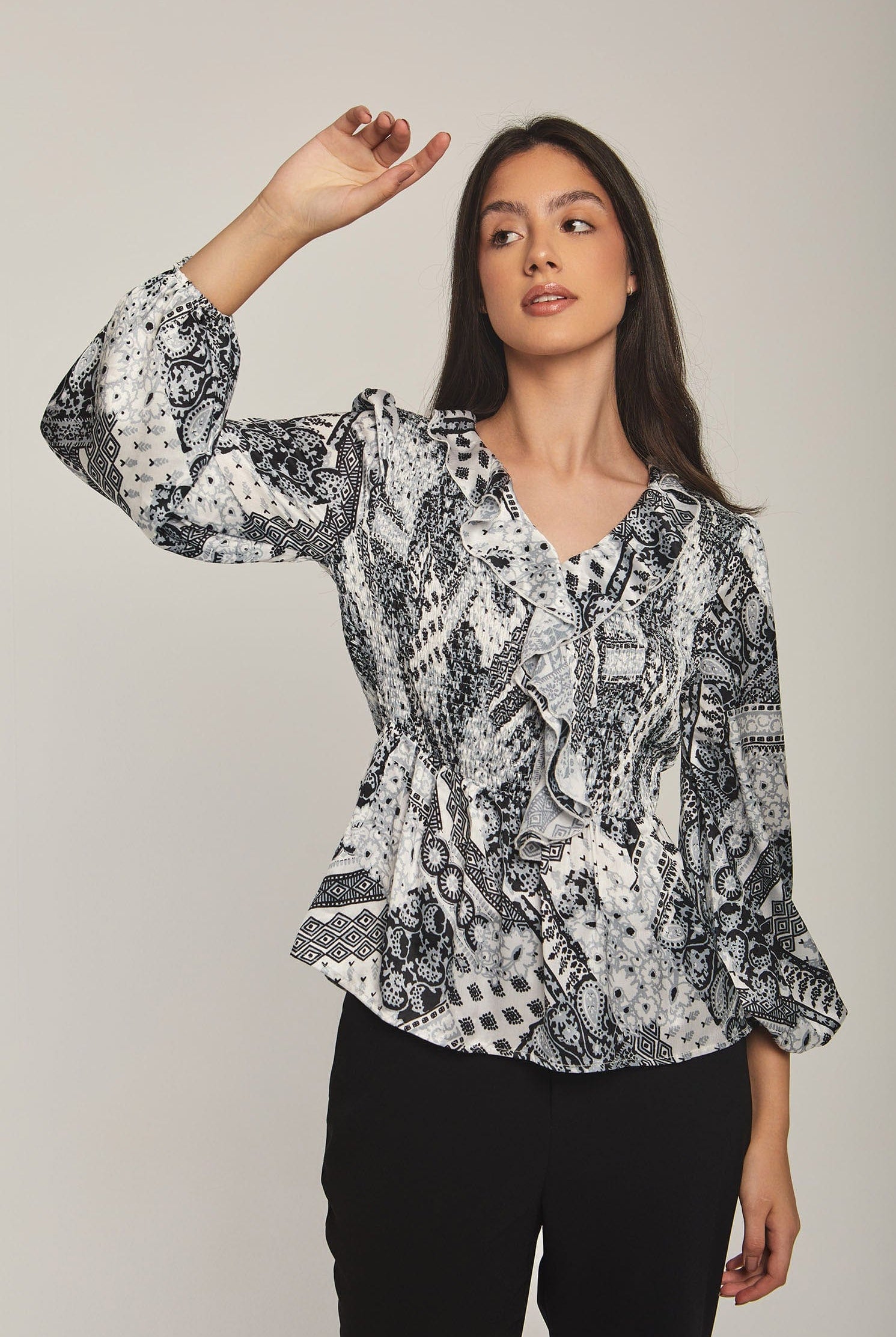 داليدرس بلوزة نسائية مزخرفة بكرانيش أسود