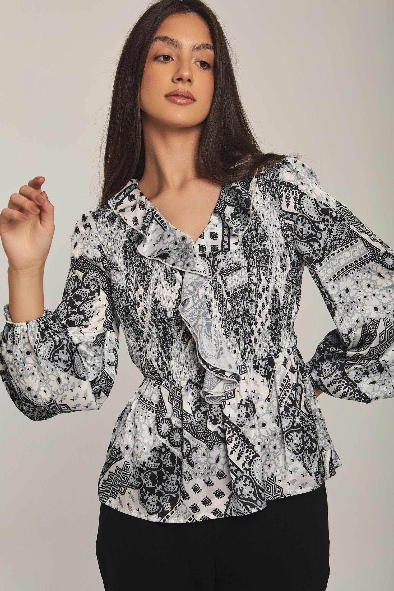 داليدرس بلوزة نسائية مزخرفة بكرانيش أسود