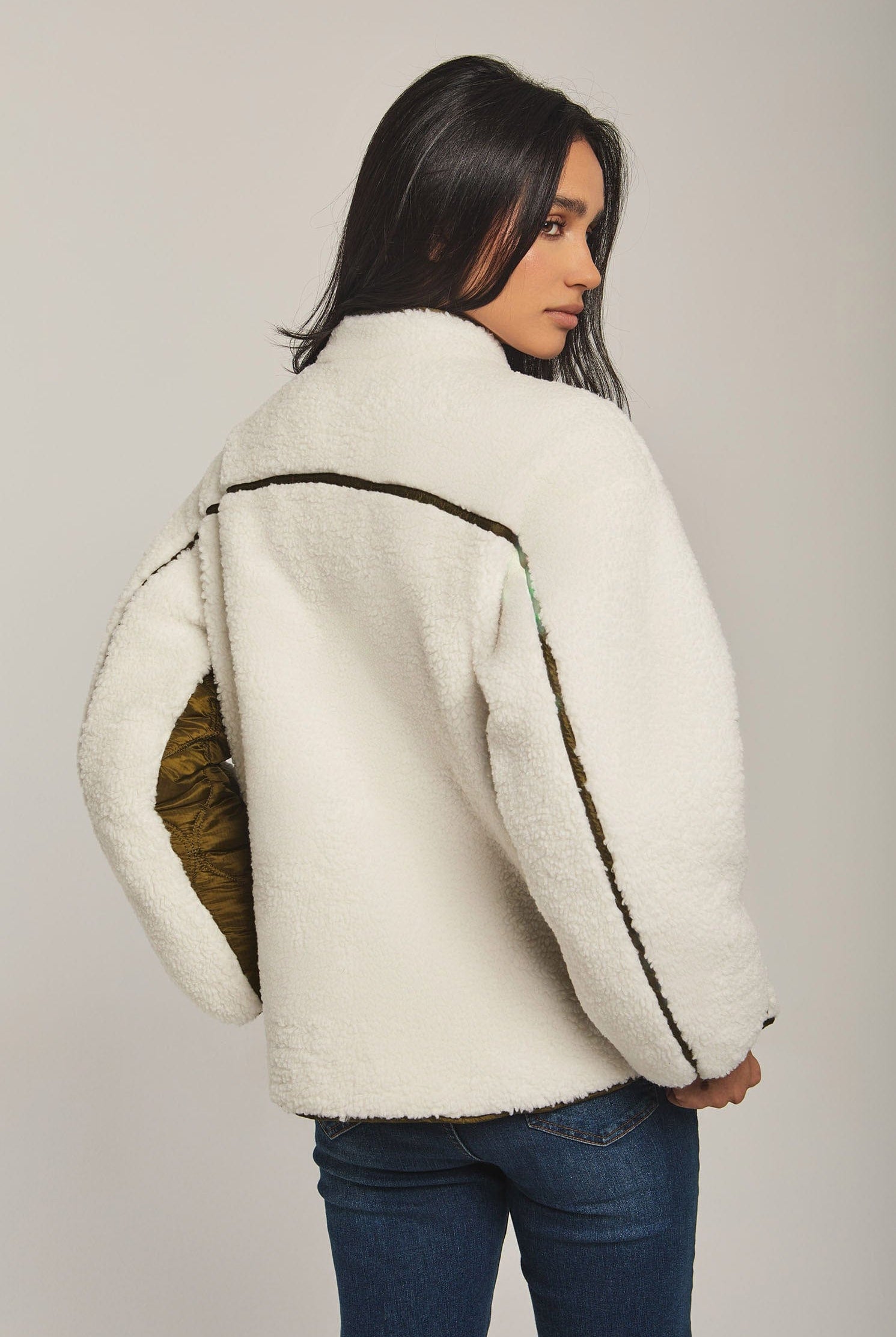 داليدرس جاكيت نسائي فرو كم طويل بجيوب أمامية الكاكي