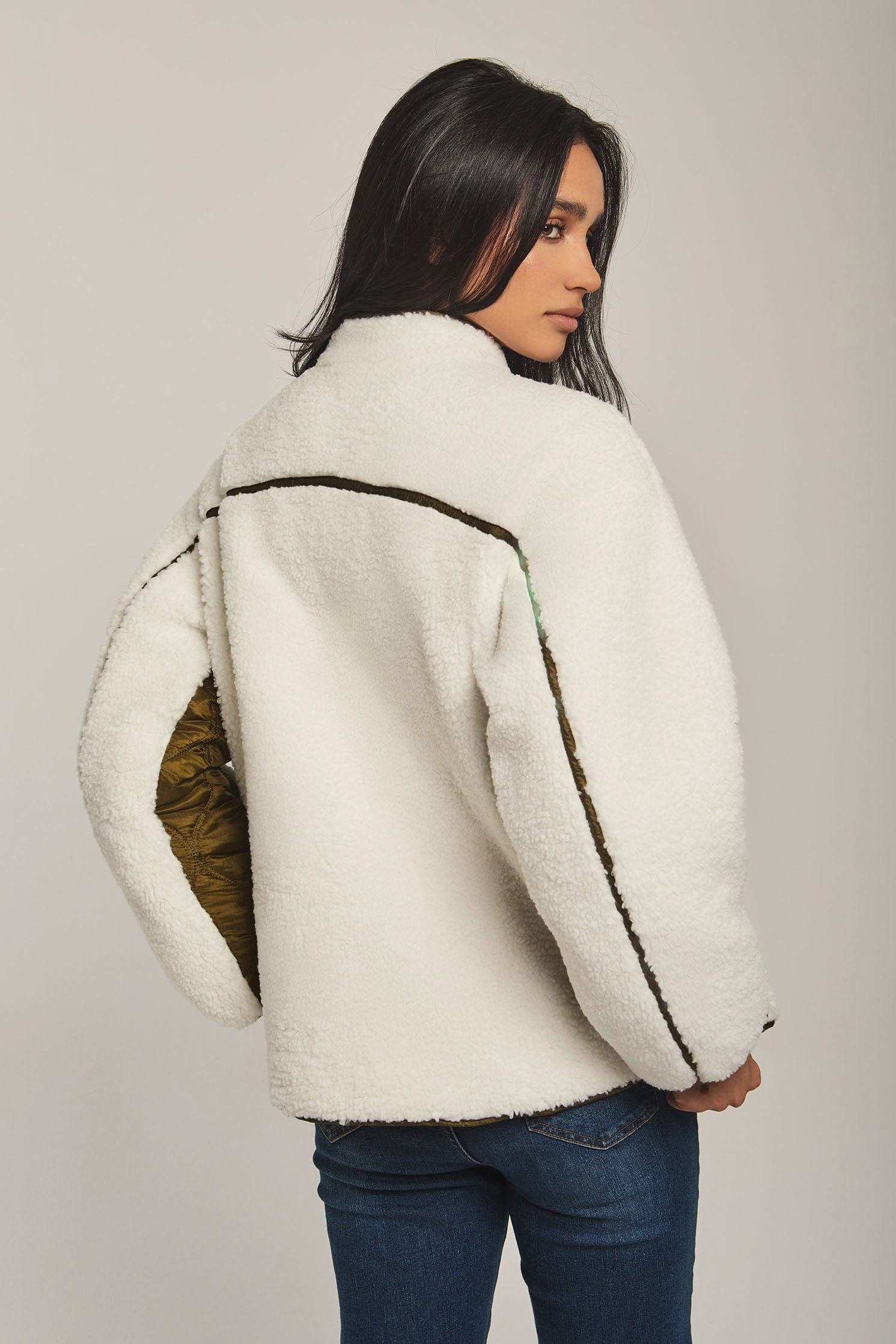 داليدرس جاكيت نسائي فرو كم طويل بجيوب أمامية الكاكي