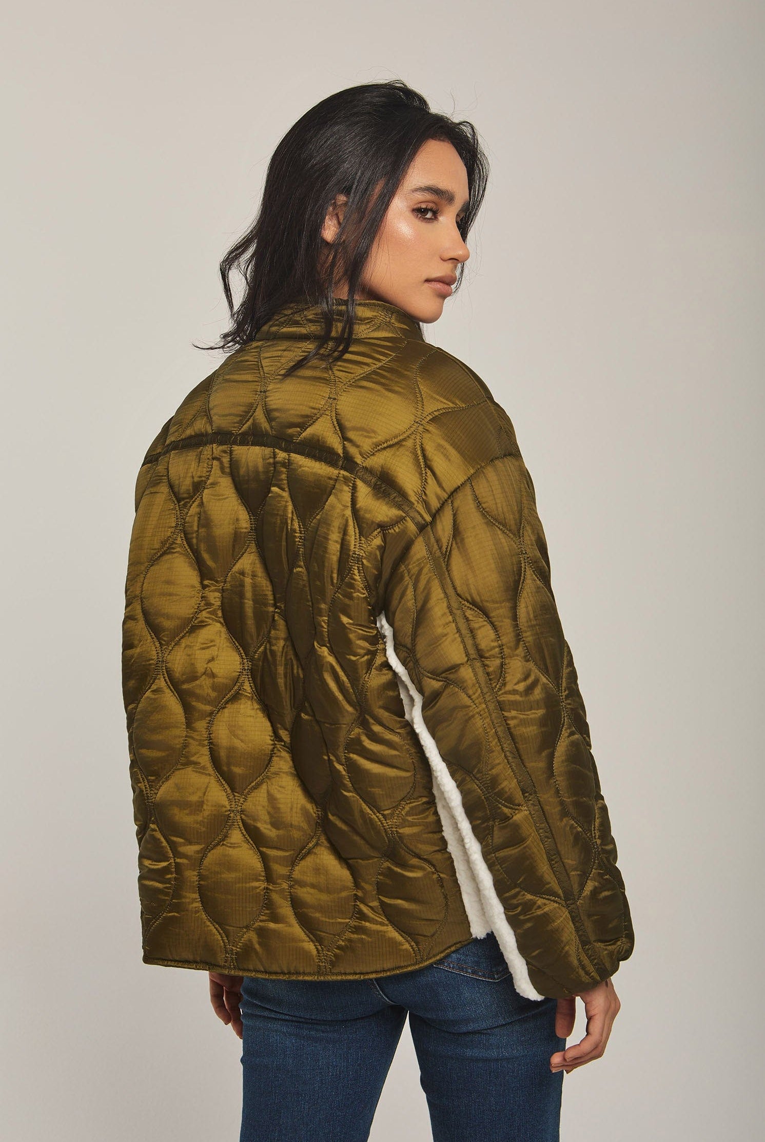 داليدرس جاكيت نسائي فرو كم طويل بجيوب أمامية الكاكي