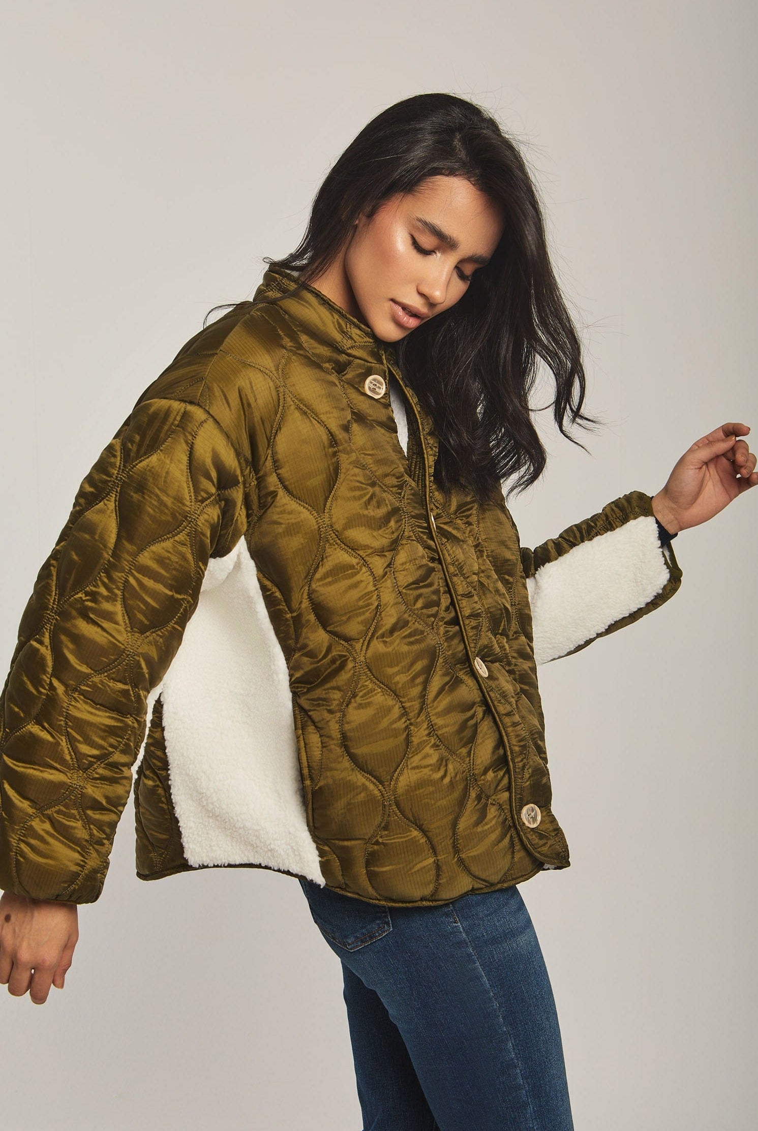 داليدرس جاكيت نسائي فرو كم طويل بجيوب أمامية الكاكي