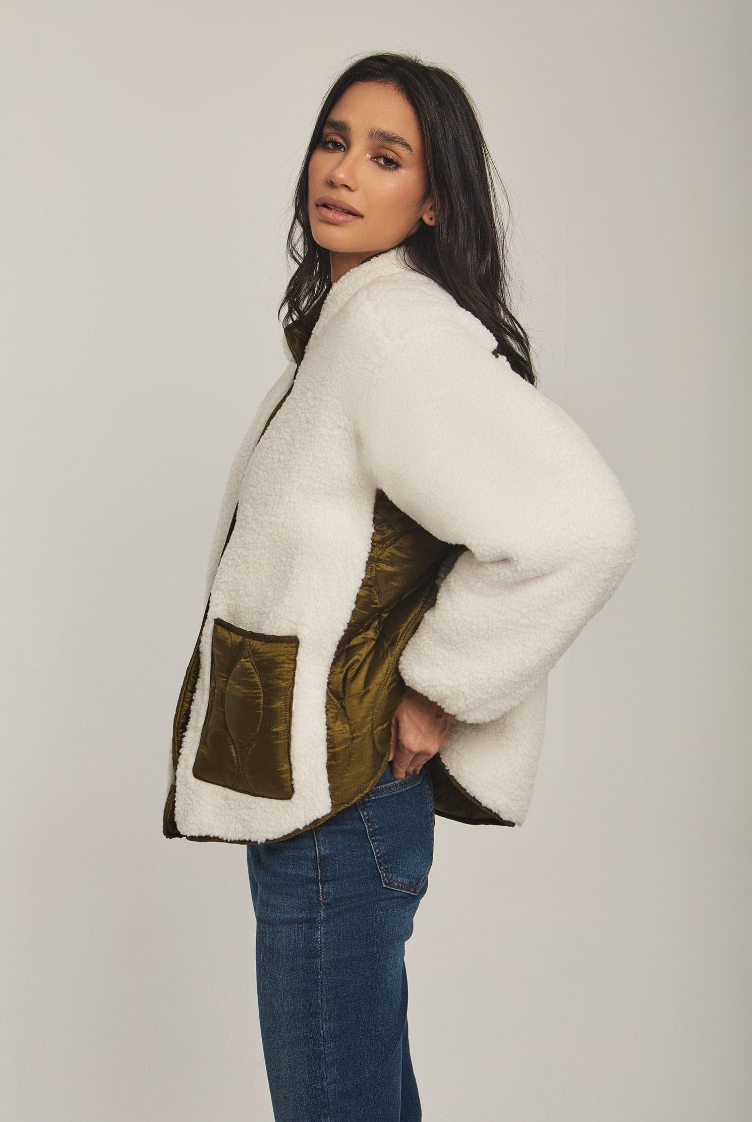 داليدرس جاكيت نسائي فرو كم طويل بجيوب أمامية الكاكي