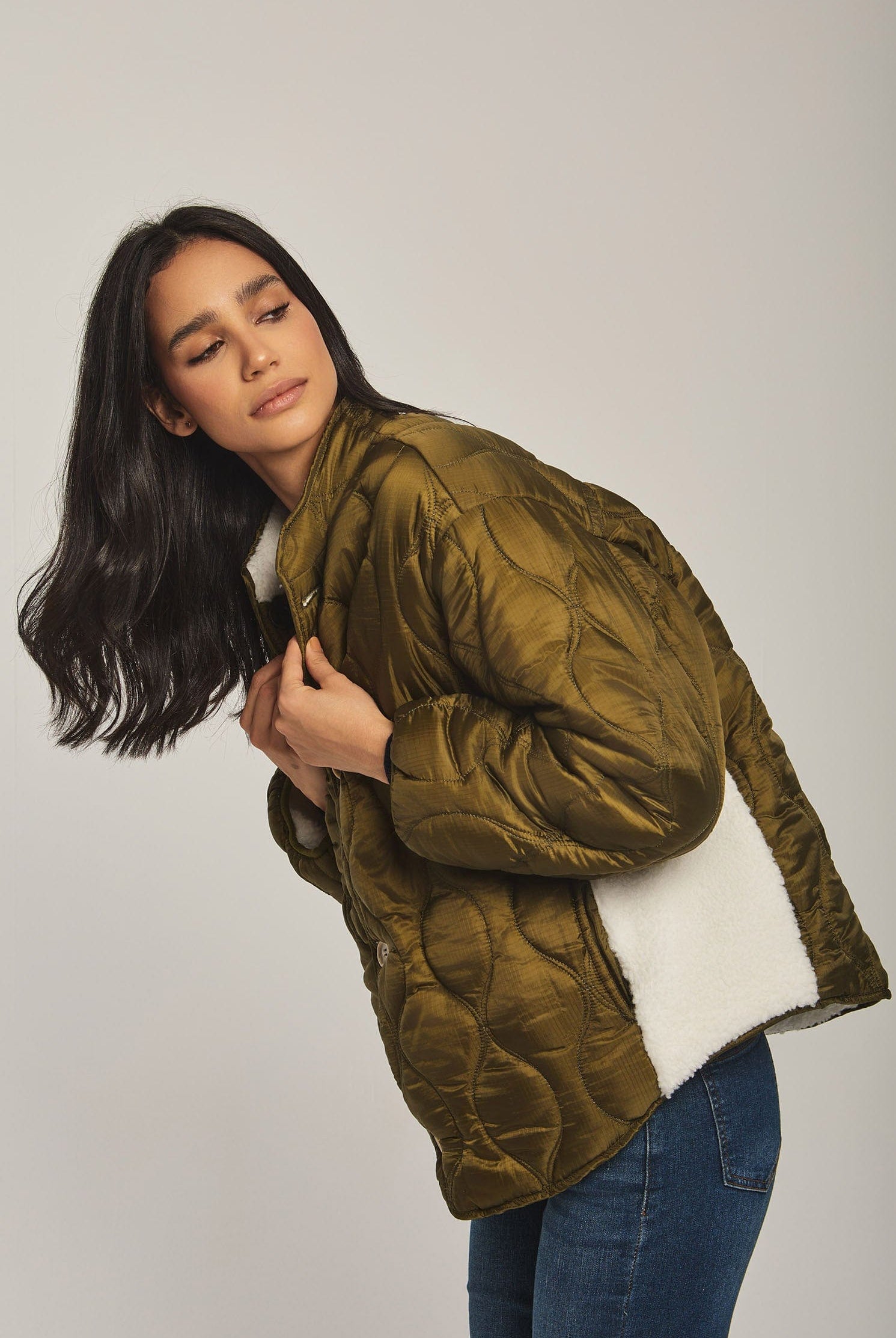 داليدرس جاكيت نسائي فرو كم طويل بجيوب أمامية الكاكي