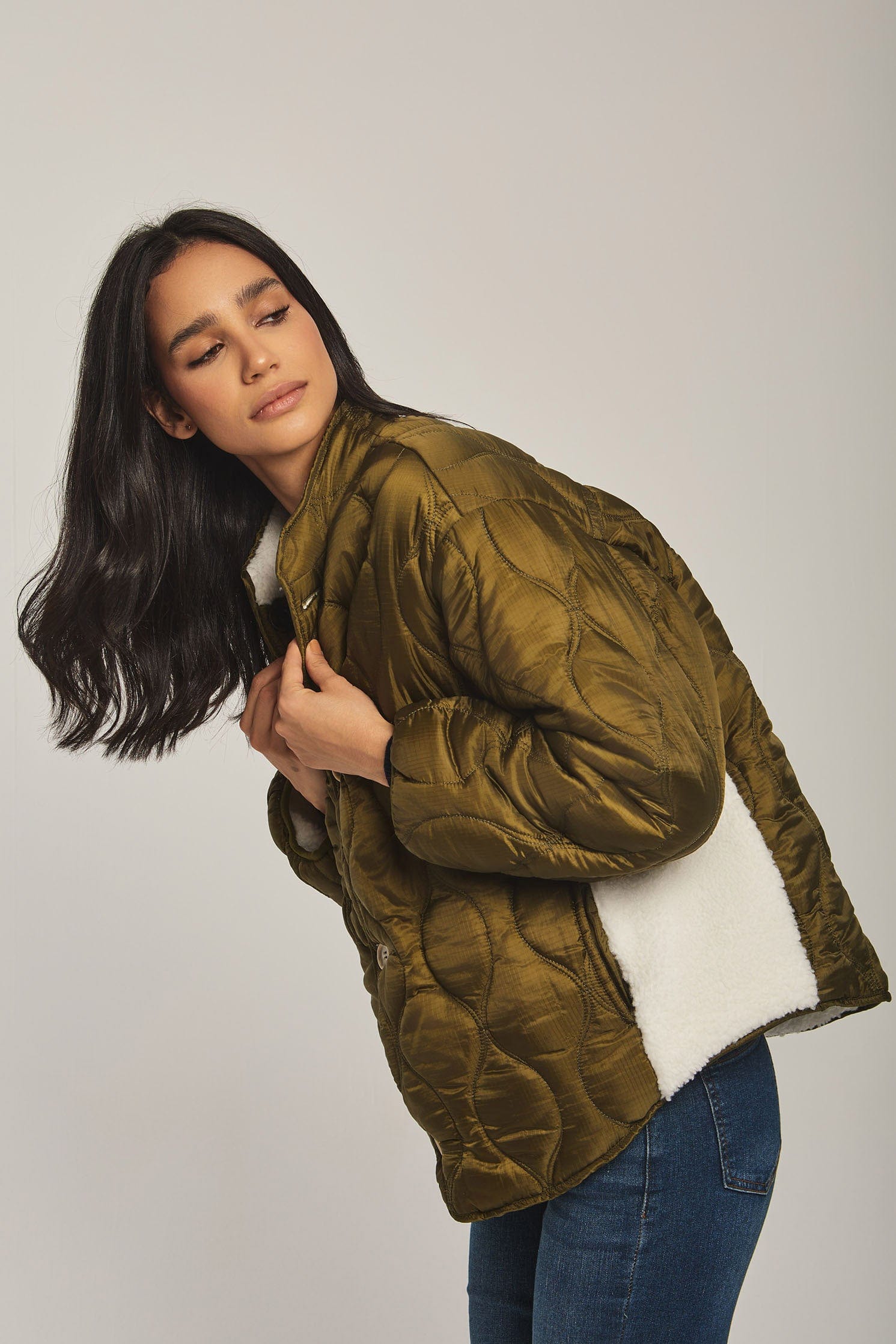 داليدرس جاكيت نسائي فرو كم طويل بجيوب أمامية الكاكي