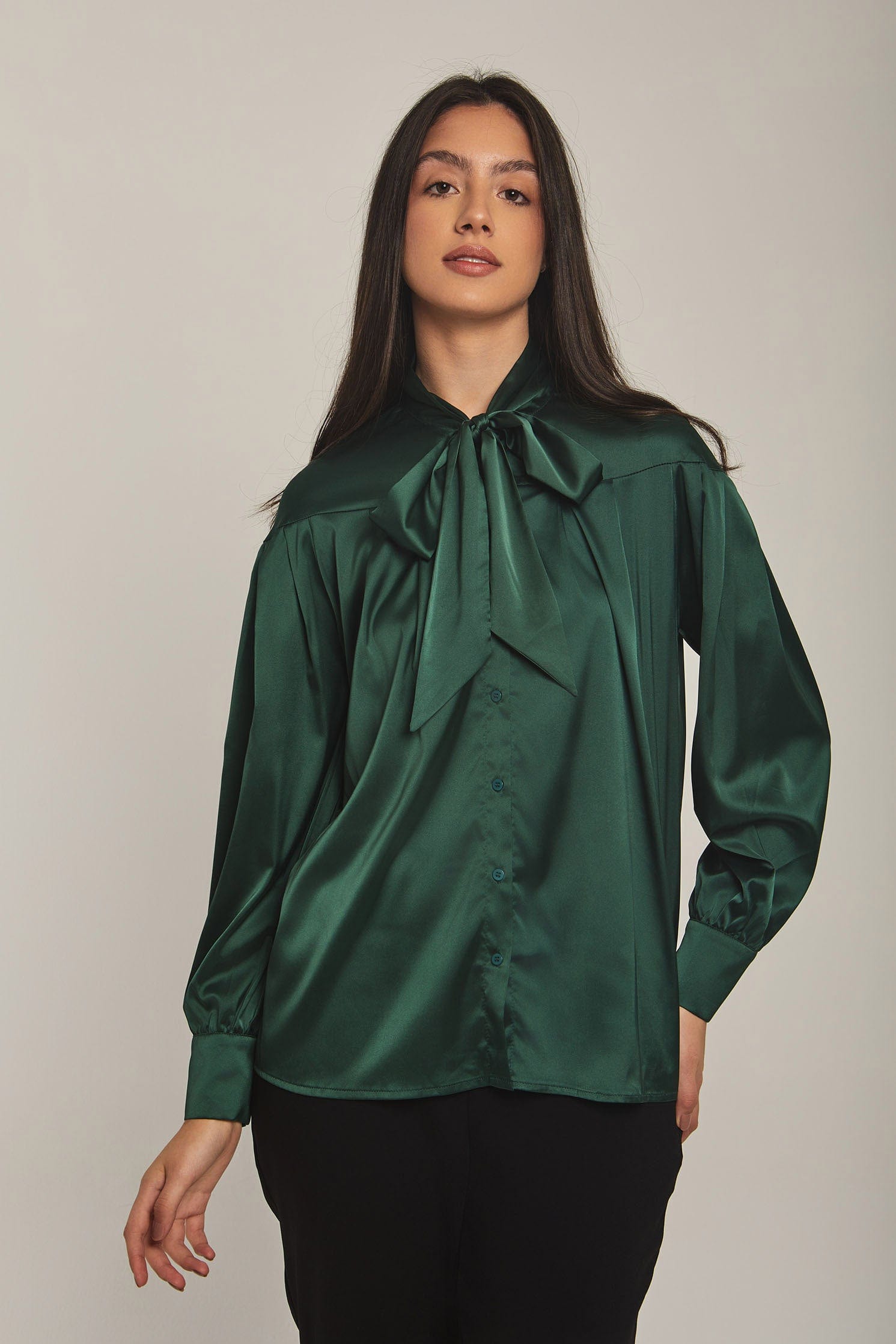 داليدرس بلوزة نسائية سادة بفيونكة عالرقبة أخضر