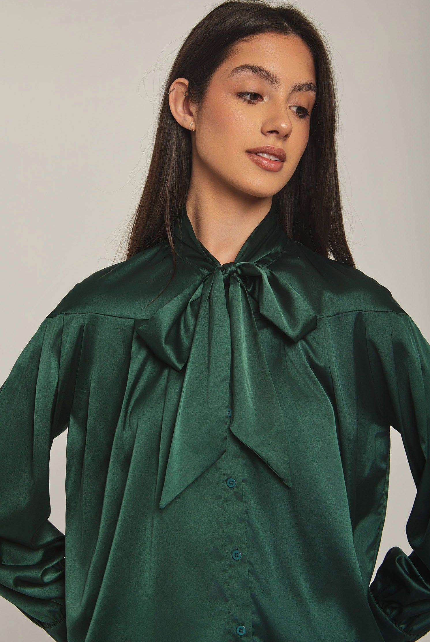 داليدرس بلوزة نسائية سادة بفيونكة عالرقبة أخضر