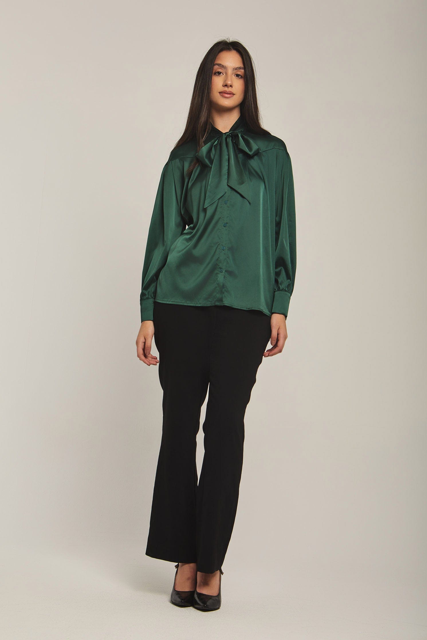 داليدرس بلوزة نسائية سادة بفيونكة عالرقبة أخضر