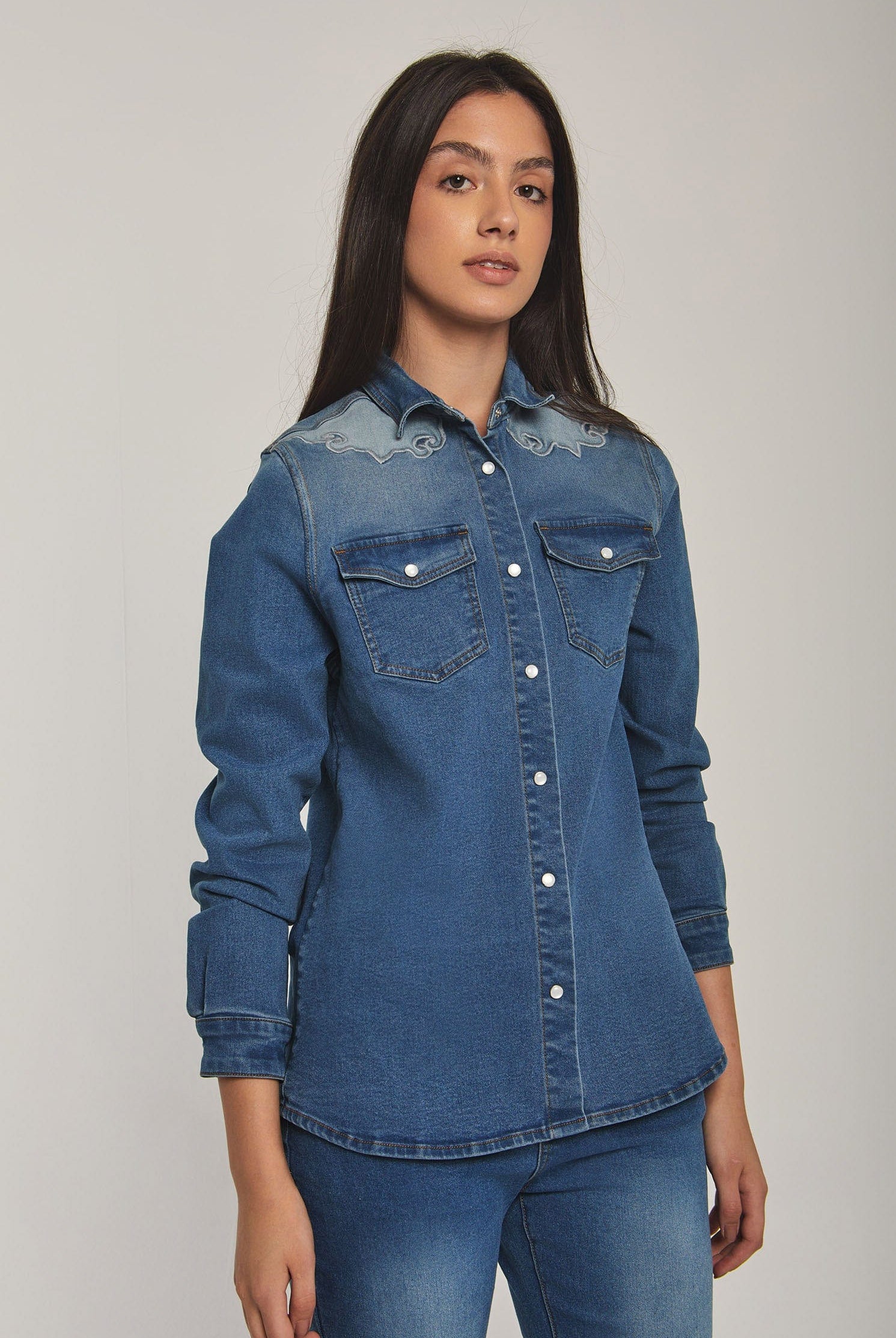 داليدرس قميص نسائي باازرار وجيوب جينز نيلي وسط