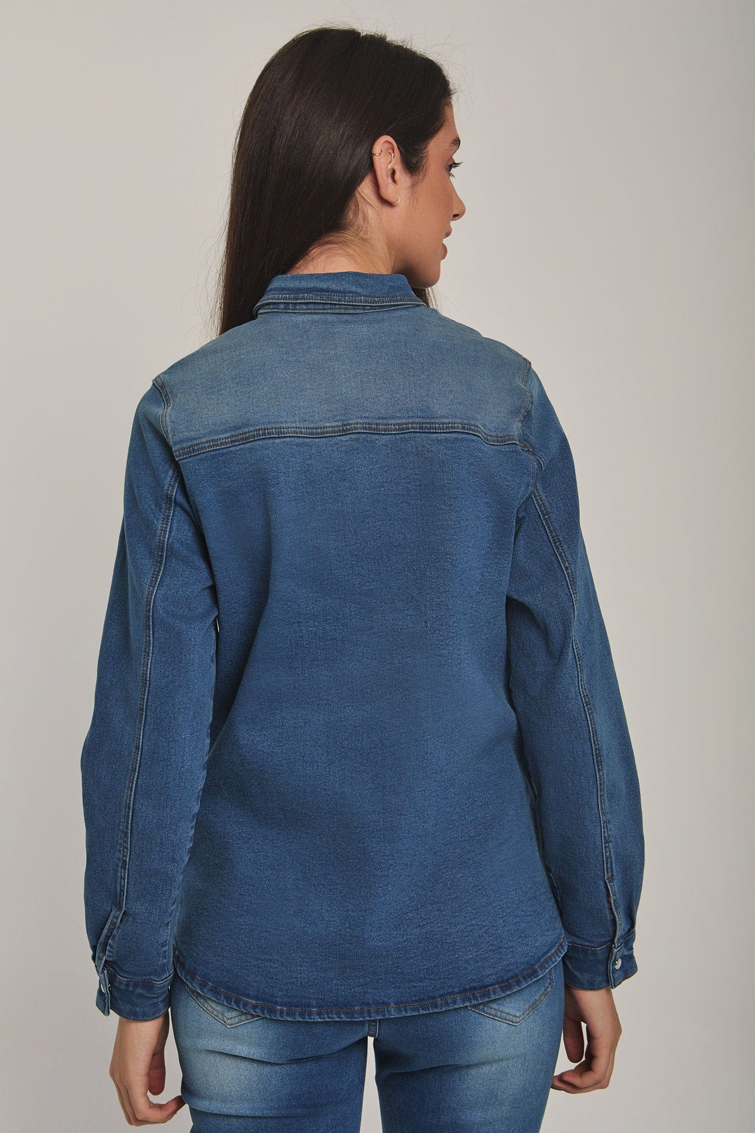 داليدرس قميص نسائي باازرار وجيوب جينز نيلي وسط