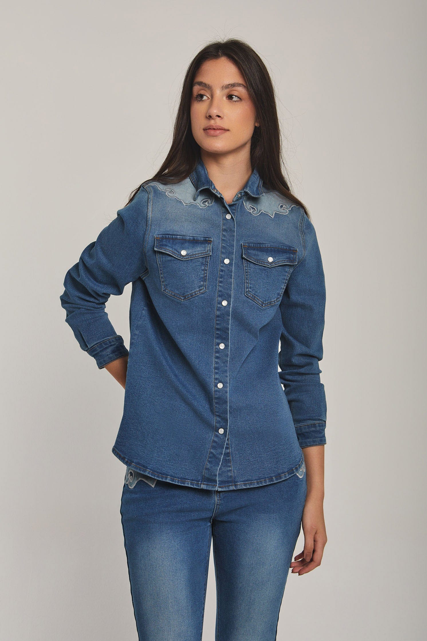 داليدرس قميص نسائي باازرار وجيوب جينز نيلي وسط