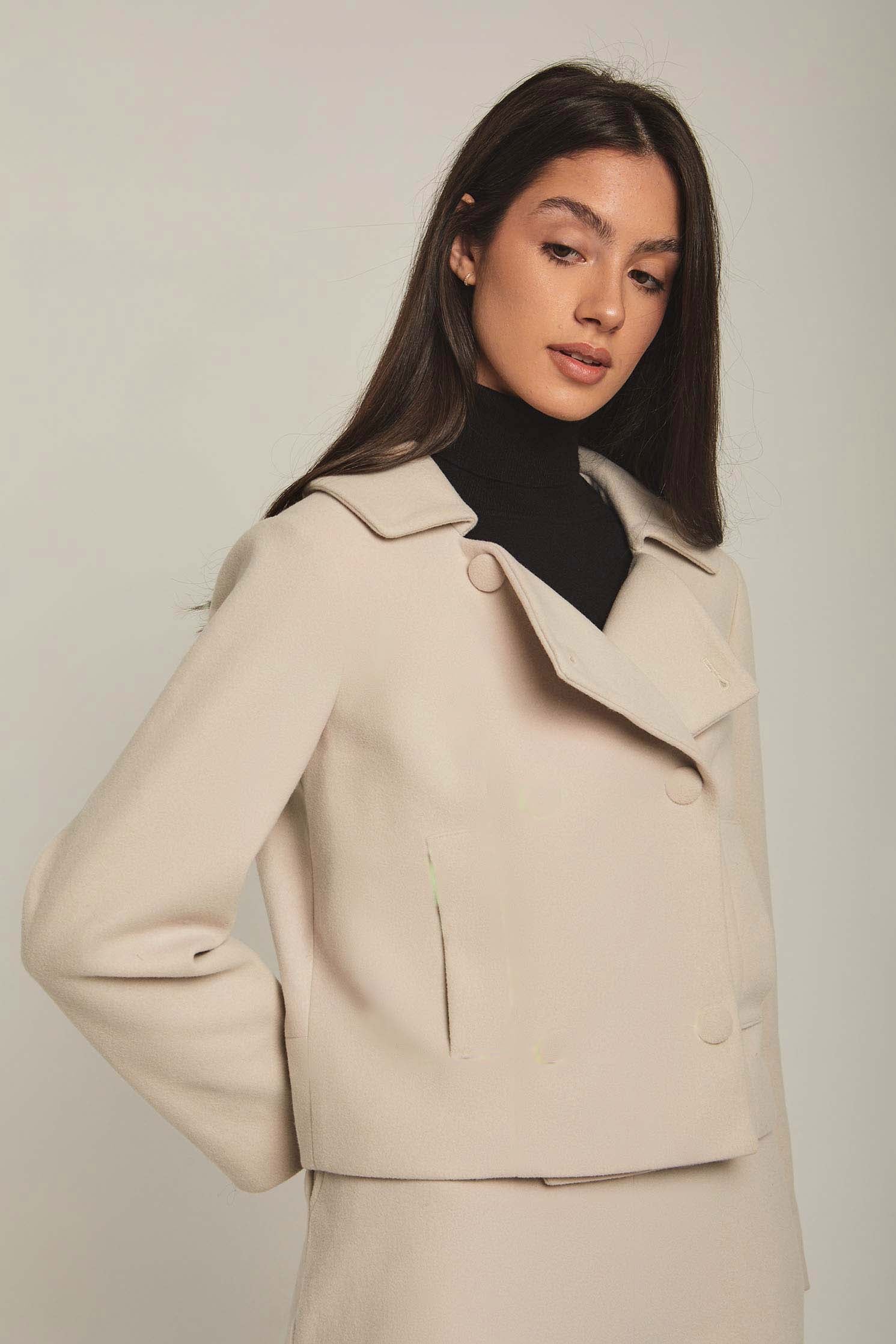 داليدرس جاكيت نسائي قصير بأزرار أمامية أوف وايت