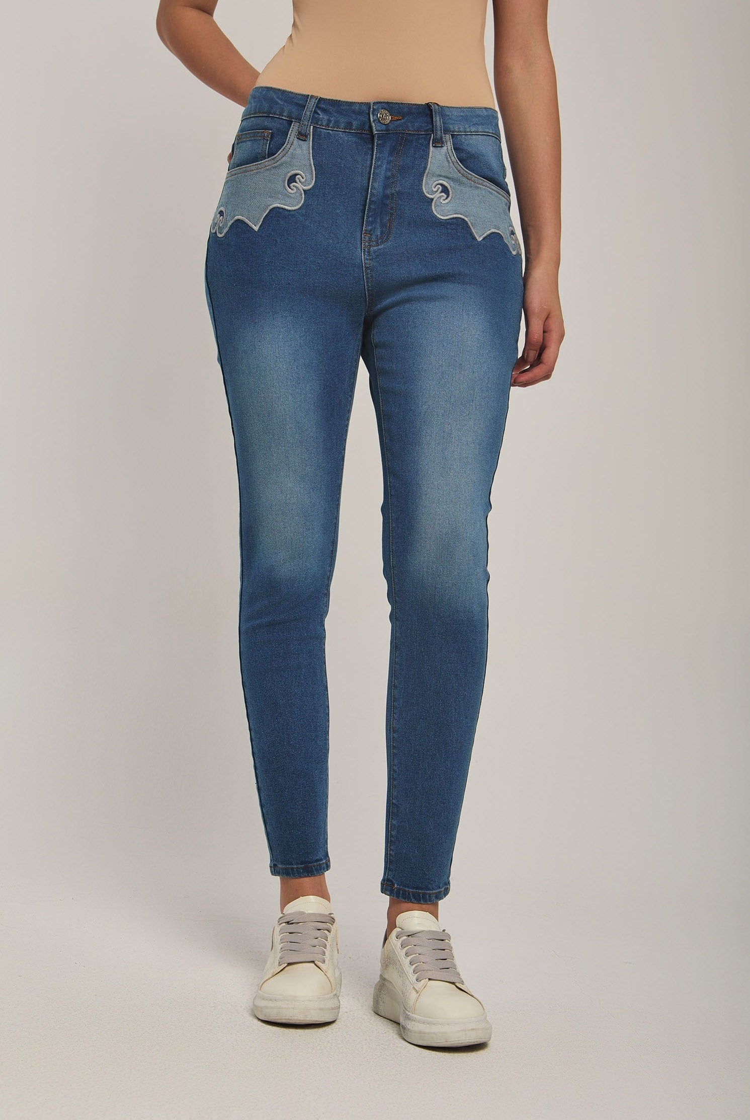 داليدرس بنطلون جينز نسائي بتطريز عالجيب نيلي وسط