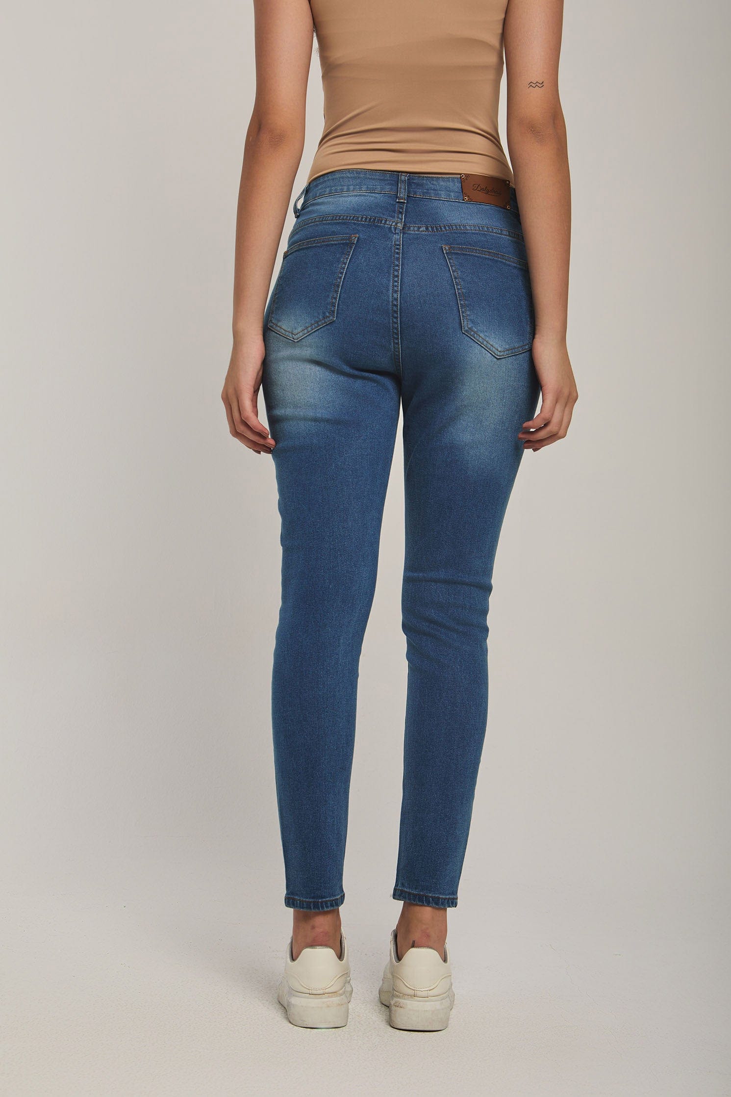 داليدرس بنطلون جينز نسائي بتطريز عالجيب نيلي وسط