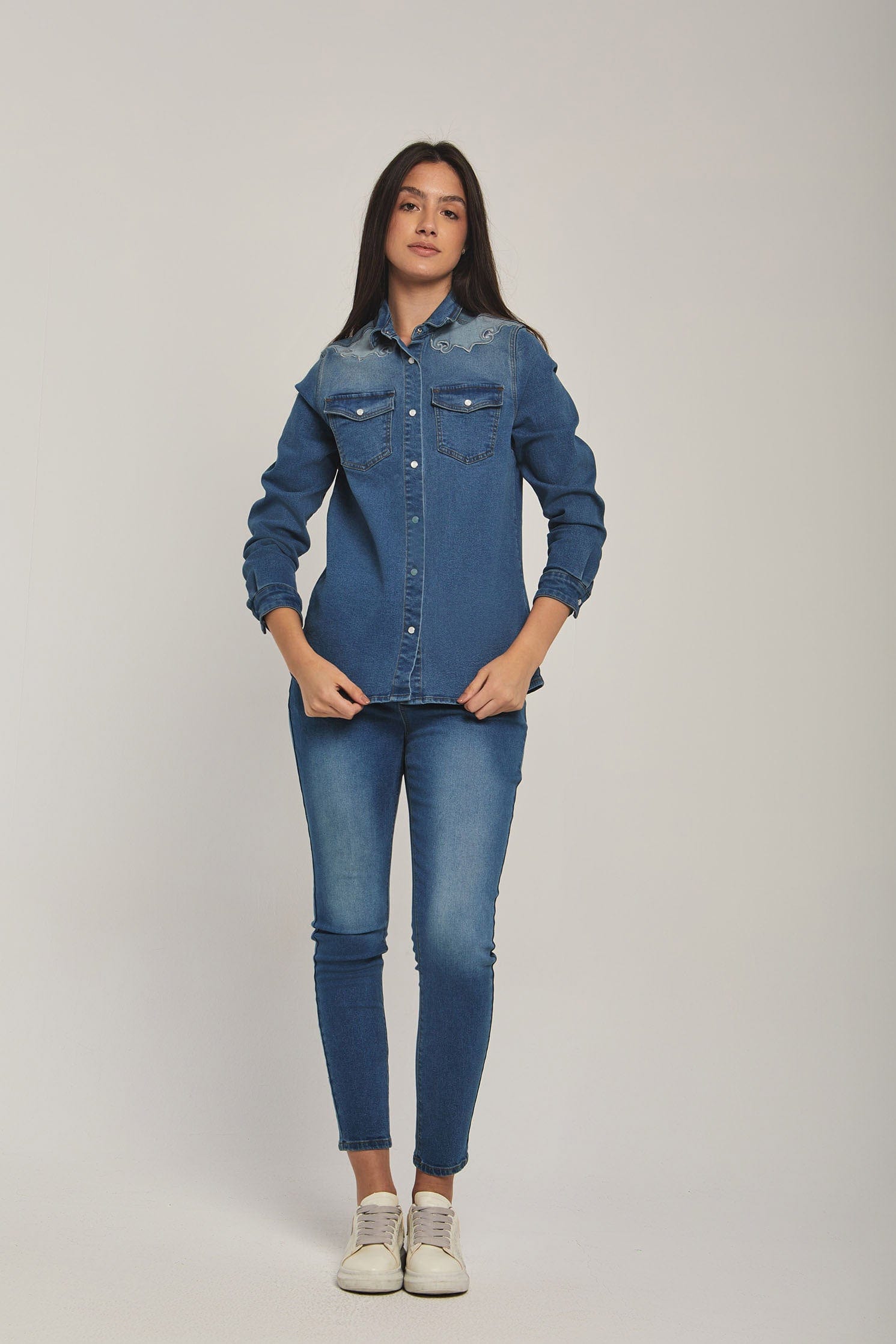 داليدرس بنطلون جينز نسائي بتطريز عالجيب نيلي وسط