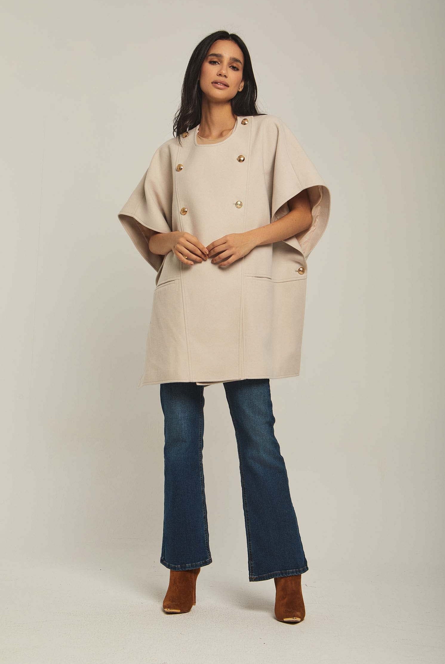 داليدرس كاب نسائي بزراير زينه تلت كم واسع وطويل أوف وايت