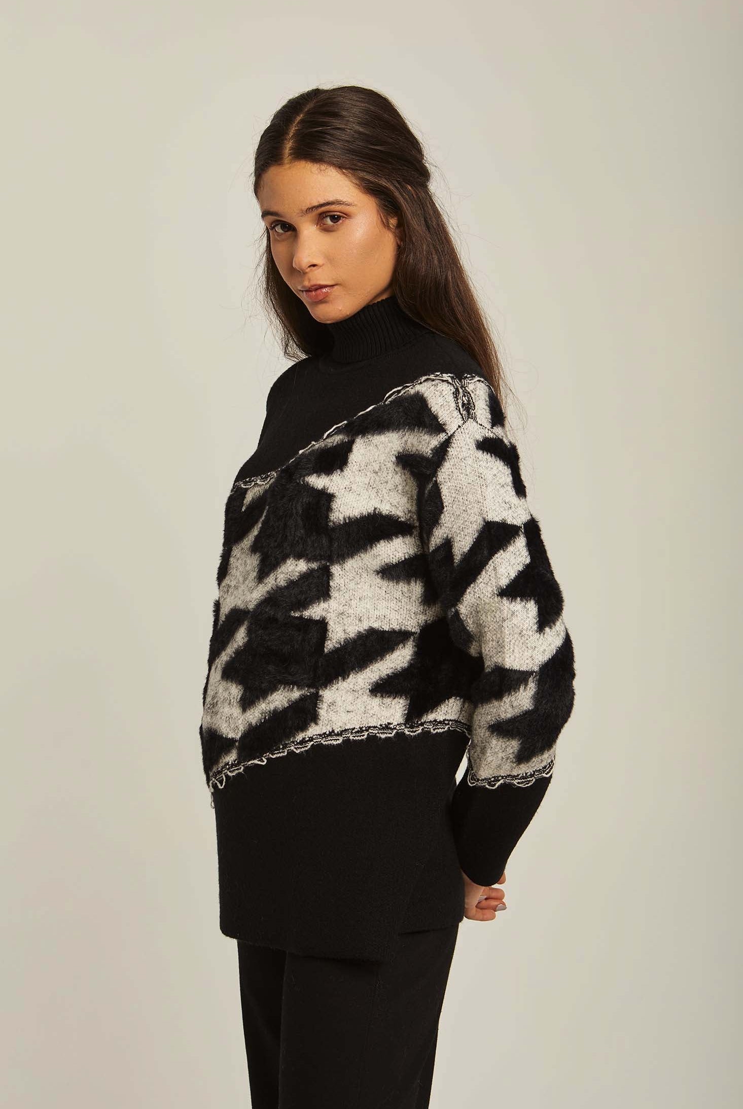 داليدرس بلوفر نسائي منسوج برقبة مرتفعة أسود