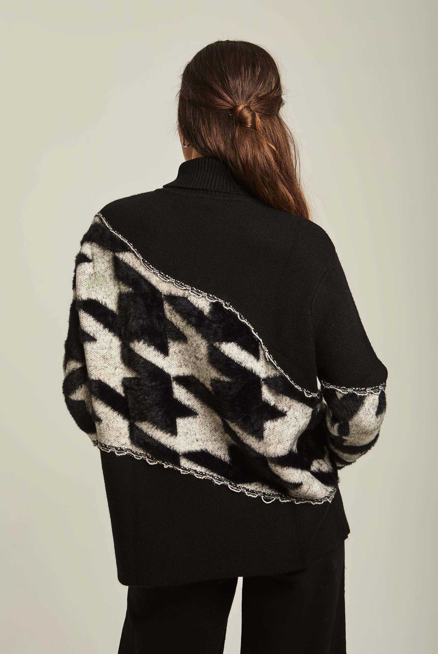 داليدرس بلوفر نسائي منسوج برقبة مرتفعة أسود