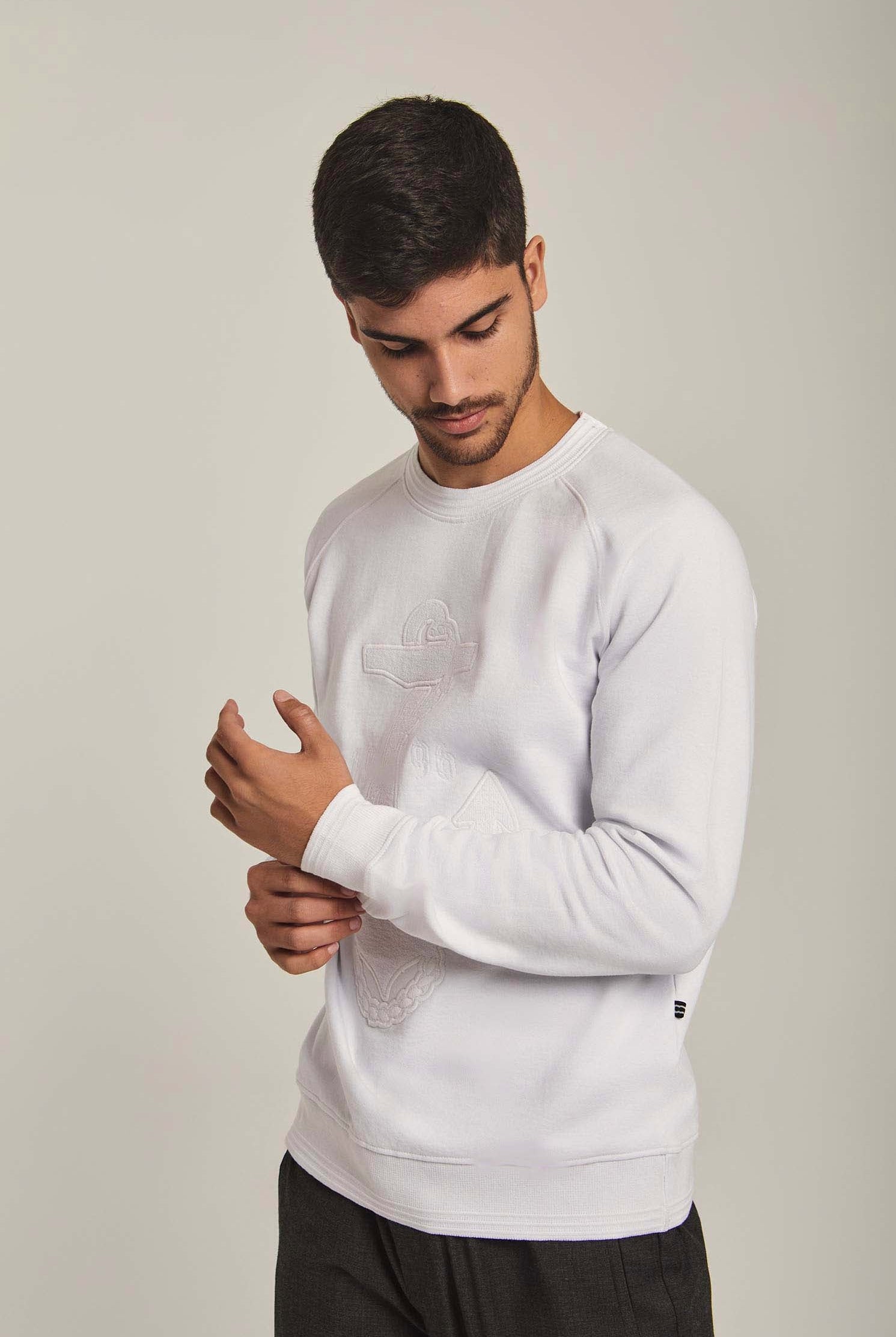 داليدرس سويتشرت رجالي برسمة هيلب عالصدر أوف وايت