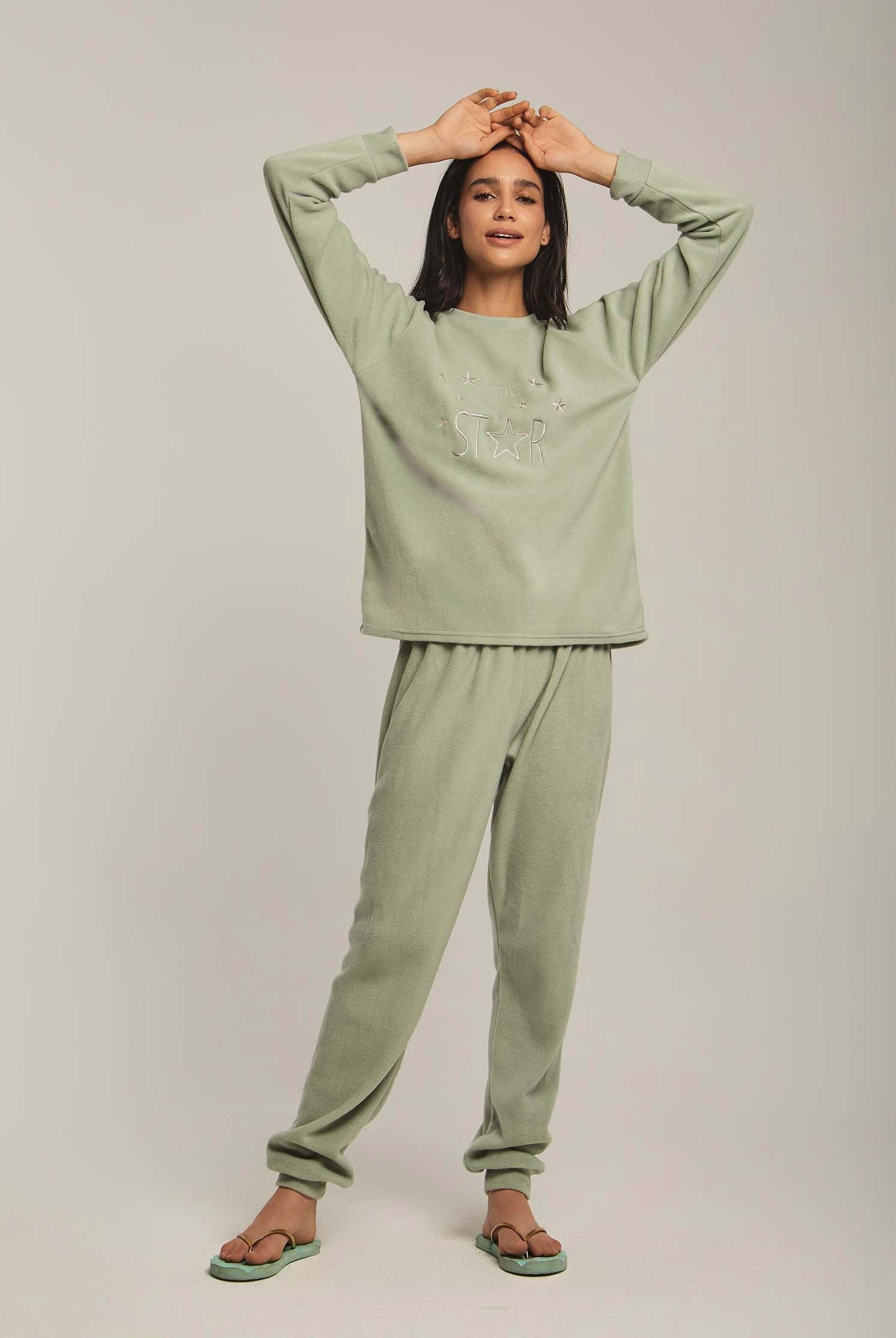 داليدرس بيجامة نسائية بتطريز خفيف على الصدر